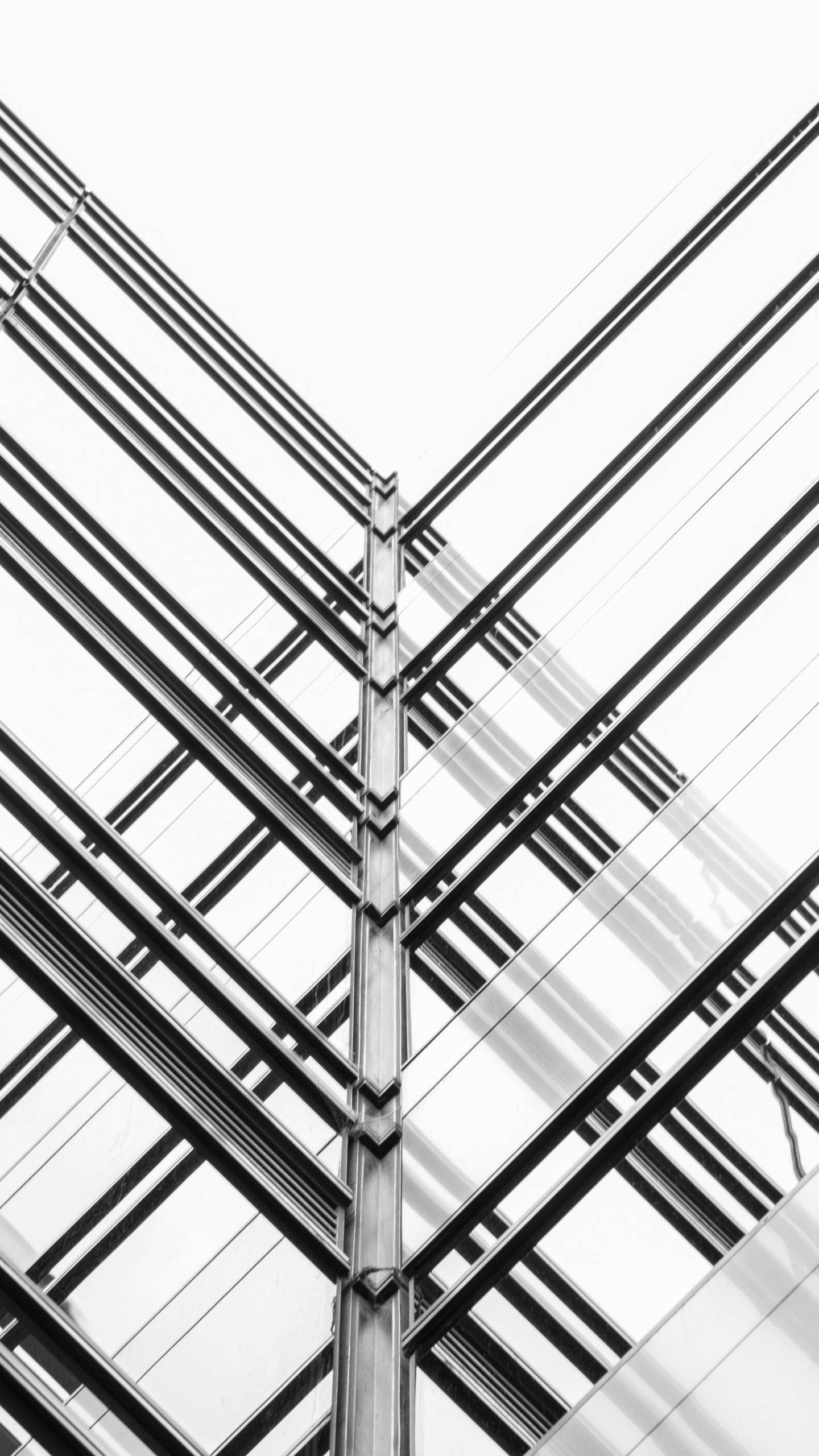 Bâtiment Aux Murs de Verre Noir et Blanc. Wallpaper in 1440x2560 Resolution