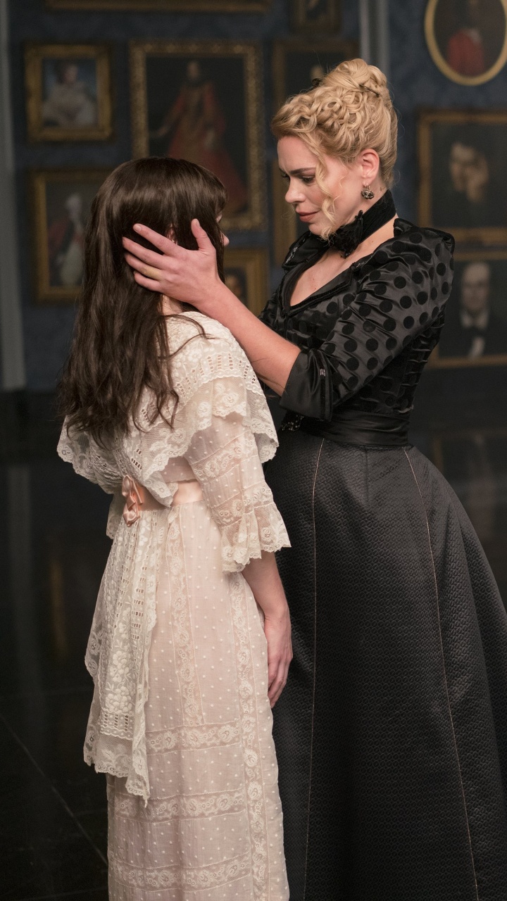 Homme en Veste de Costume Noir et Femme en Robe Blanche. Wallpaper in 720x1280 Resolution