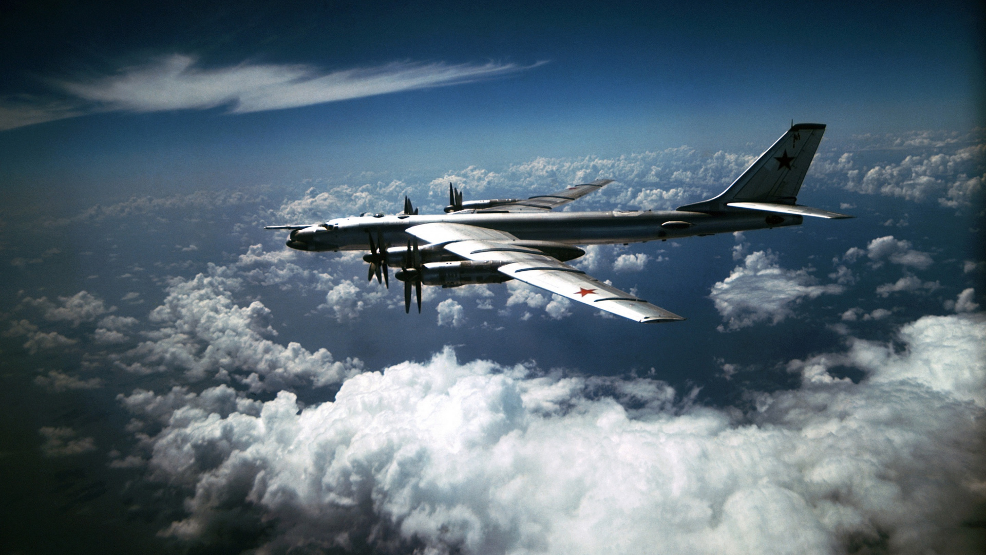 Schwarz-weißes Düsenflugzeug, Das Tagsüber Unter Blauem Himmel Fliegt. Wallpaper in 1920x1080 Resolution