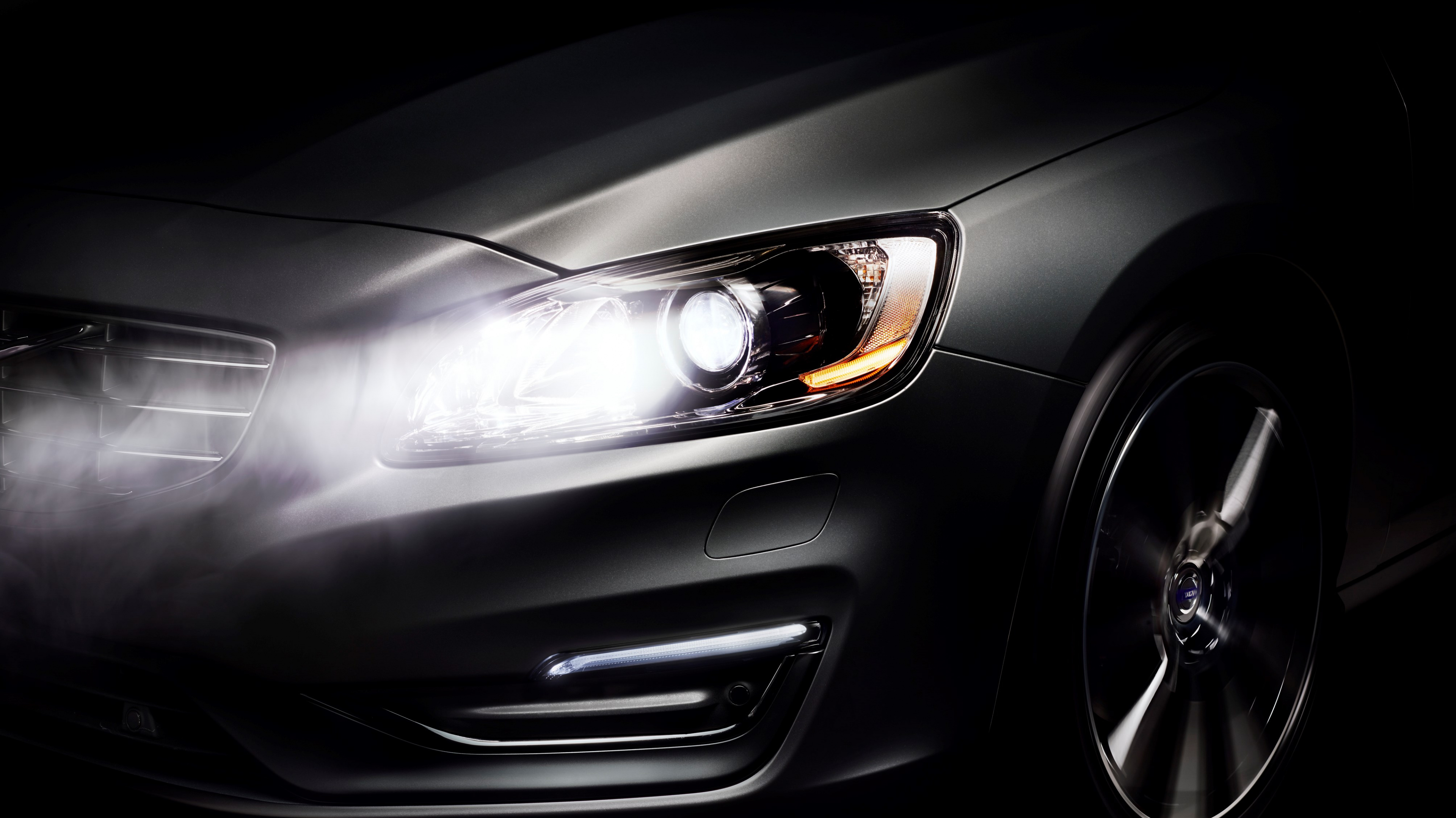 Silver Car With Black and Brown Headlight. Wallpaper in 3840x2160 Resolution