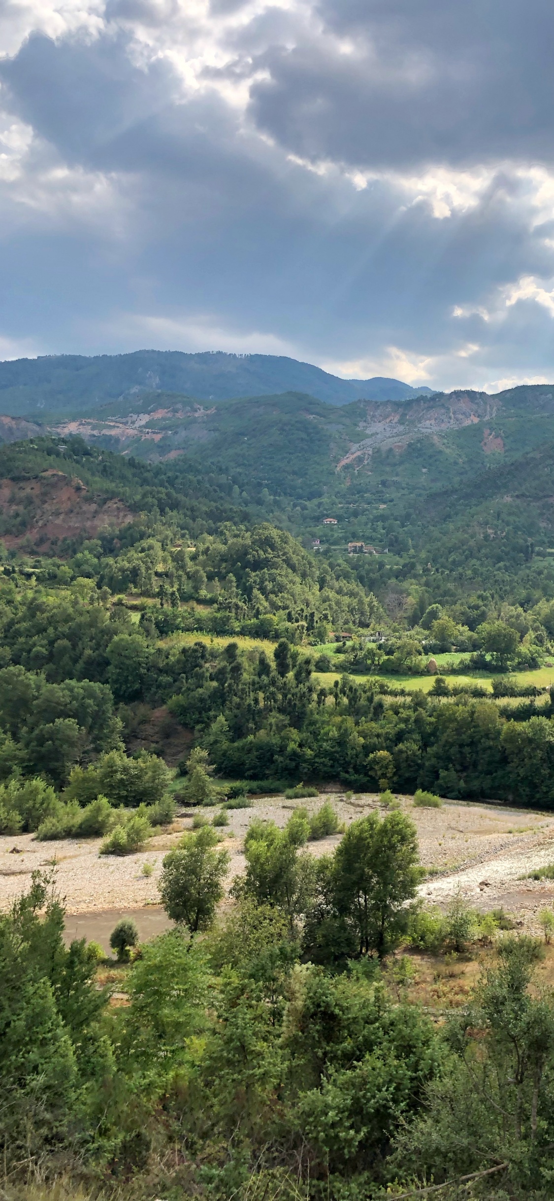 Highland, Cuerpo de Agua, Carretera, Las Formaciones Montañosas, Naturaleza. Wallpaper in 1125x2436 Resolution