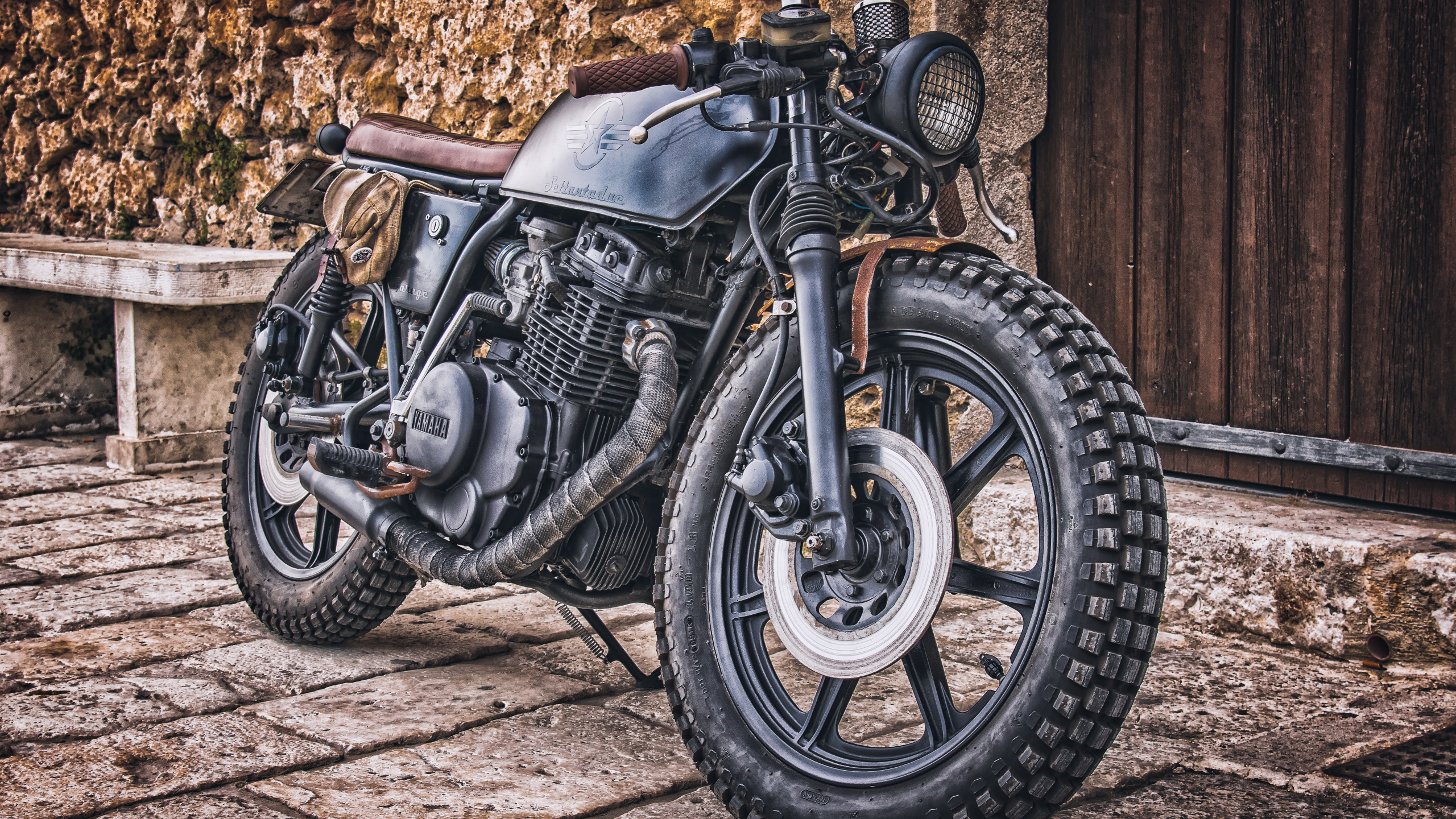 Motocicleta Negra y Plateada Cerca de la Pared de Madera Marrón. Wallpaper in 2560x1440 Resolution