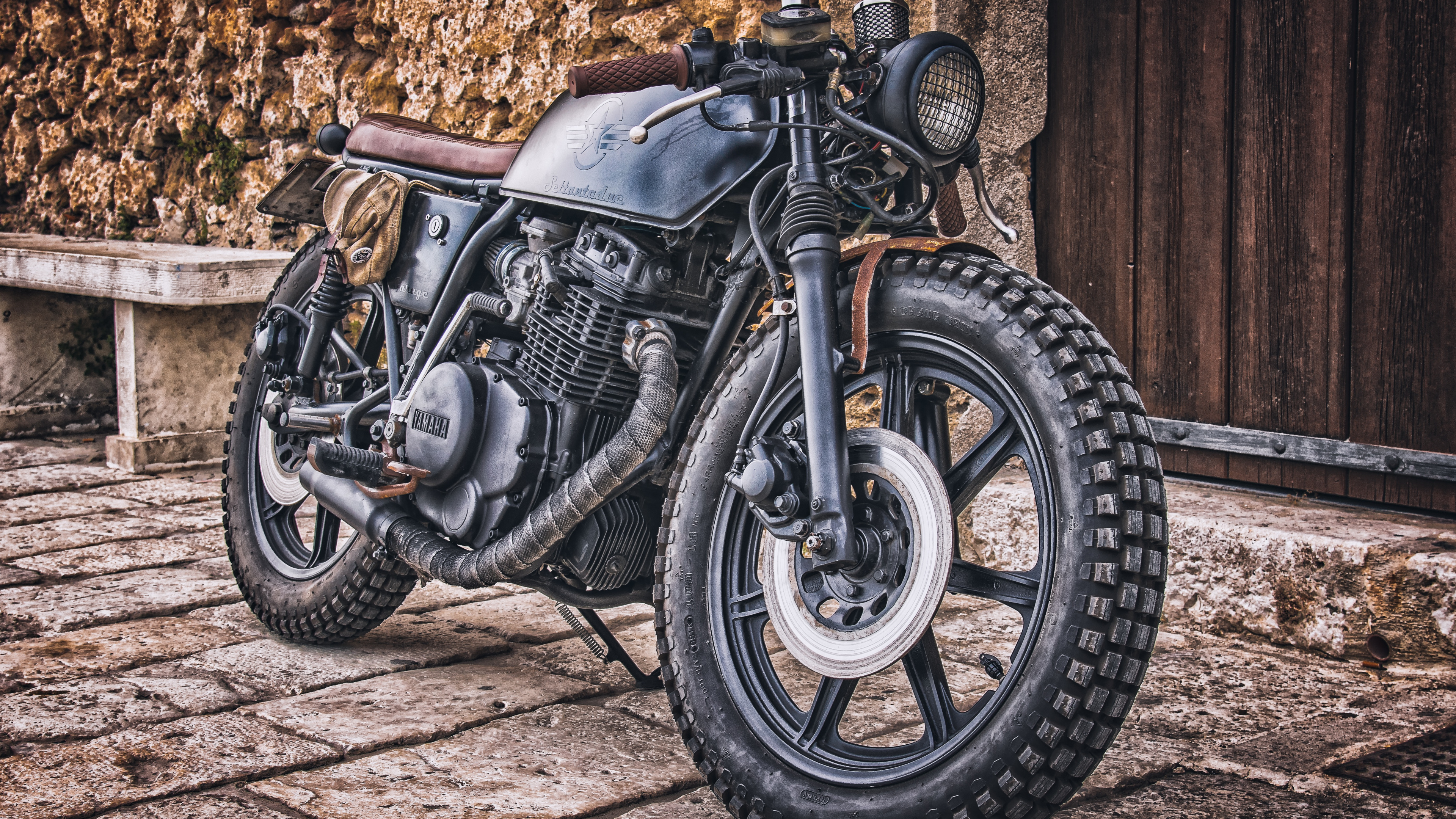 Motocicleta Negra y Plateada Cerca de la Pared de Madera Marrón. Wallpaper in 3840x2160 Resolution