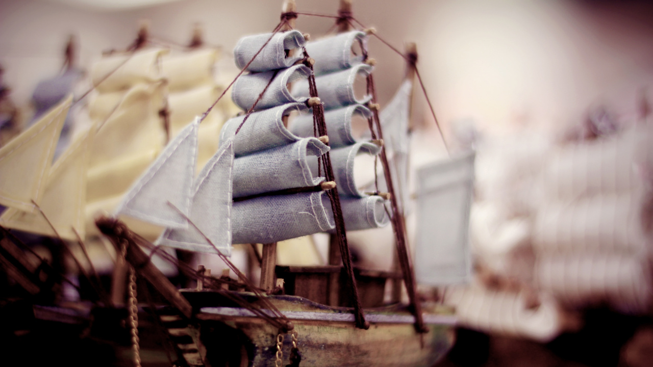 Blue and Brown Wooden Boat. Wallpaper in 1280x720 Resolution