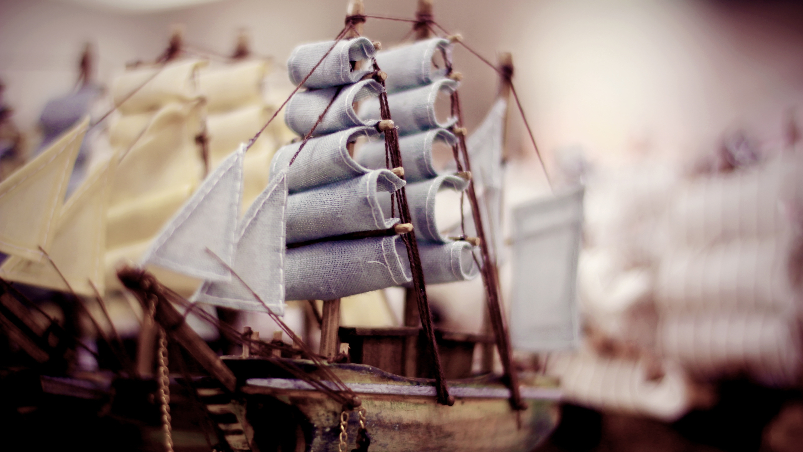 Blaues Und Braunes Holzboot. Wallpaper in 2560x1440 Resolution