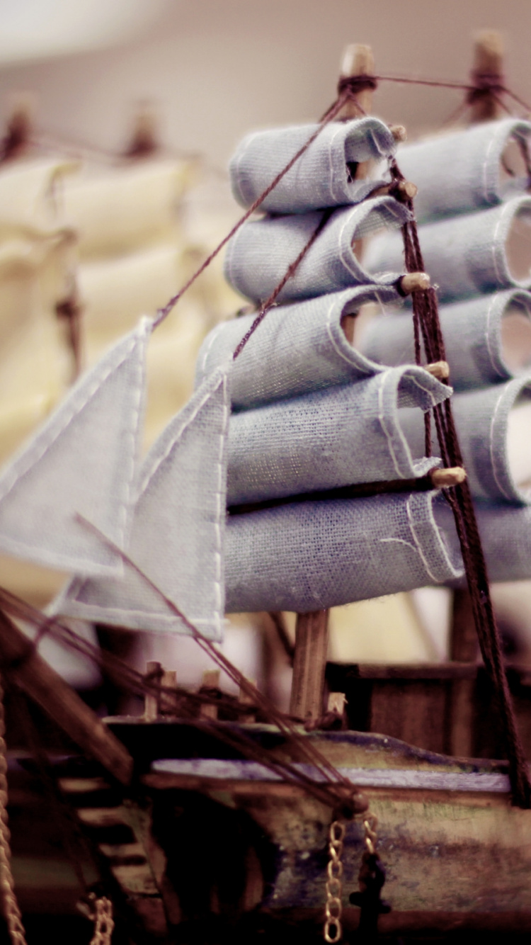 Blaues Und Braunes Holzboot. Wallpaper in 750x1334 Resolution