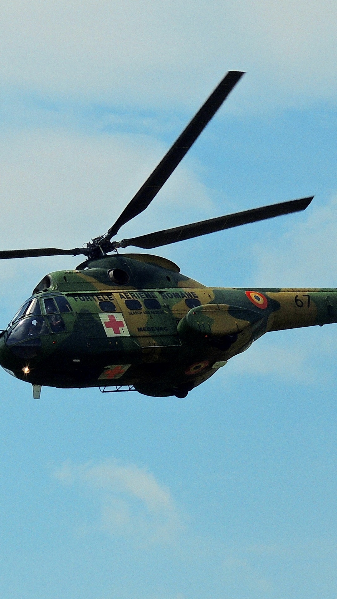 Militärhubschrauber Mit Grüner Und Schwarzer Tarnung, Der in Den Himmel Fliegt. Wallpaper in 1080x1920 Resolution