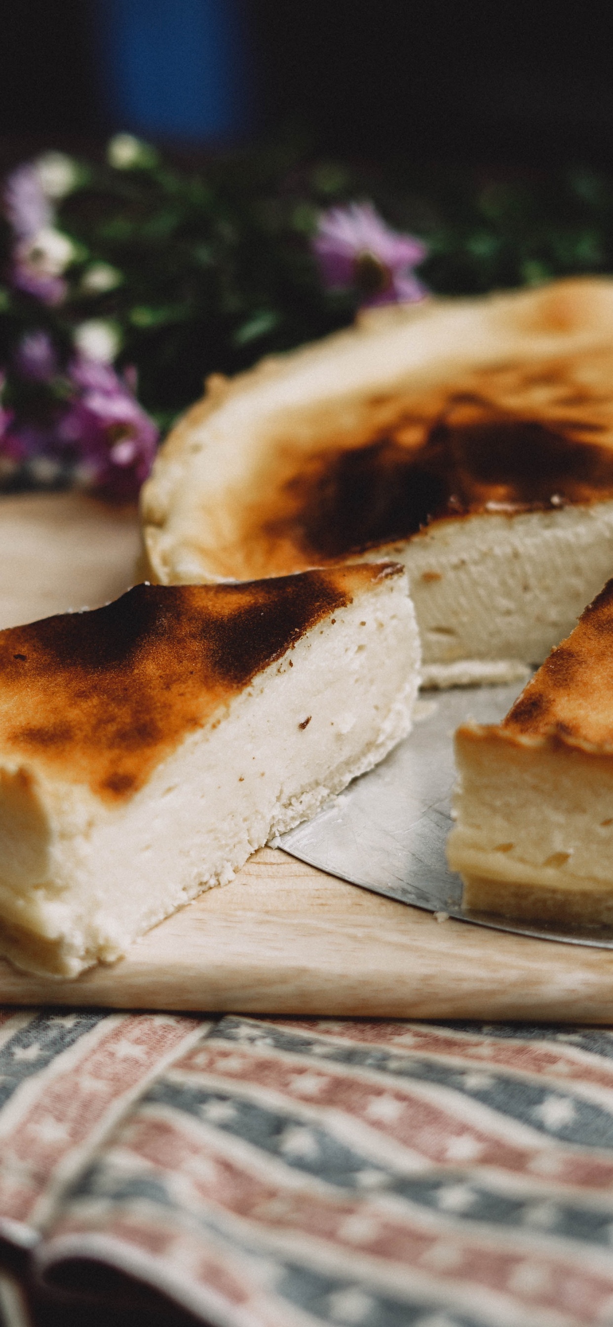 Brot Auf Braunem Holztablett. Wallpaper in 1242x2688 Resolution