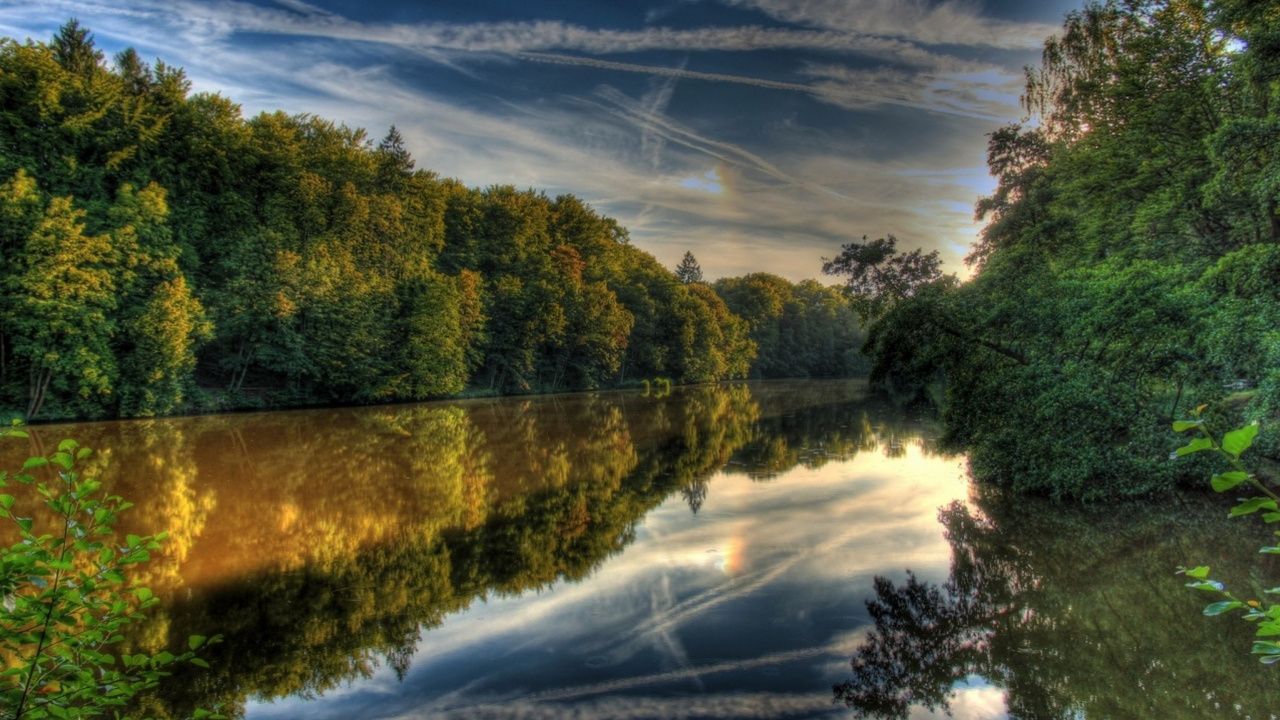 Grüne Bäume Neben Dem Fluss Unter Blauem Himmel Tagsüber. Wallpaper in 1280x720 Resolution