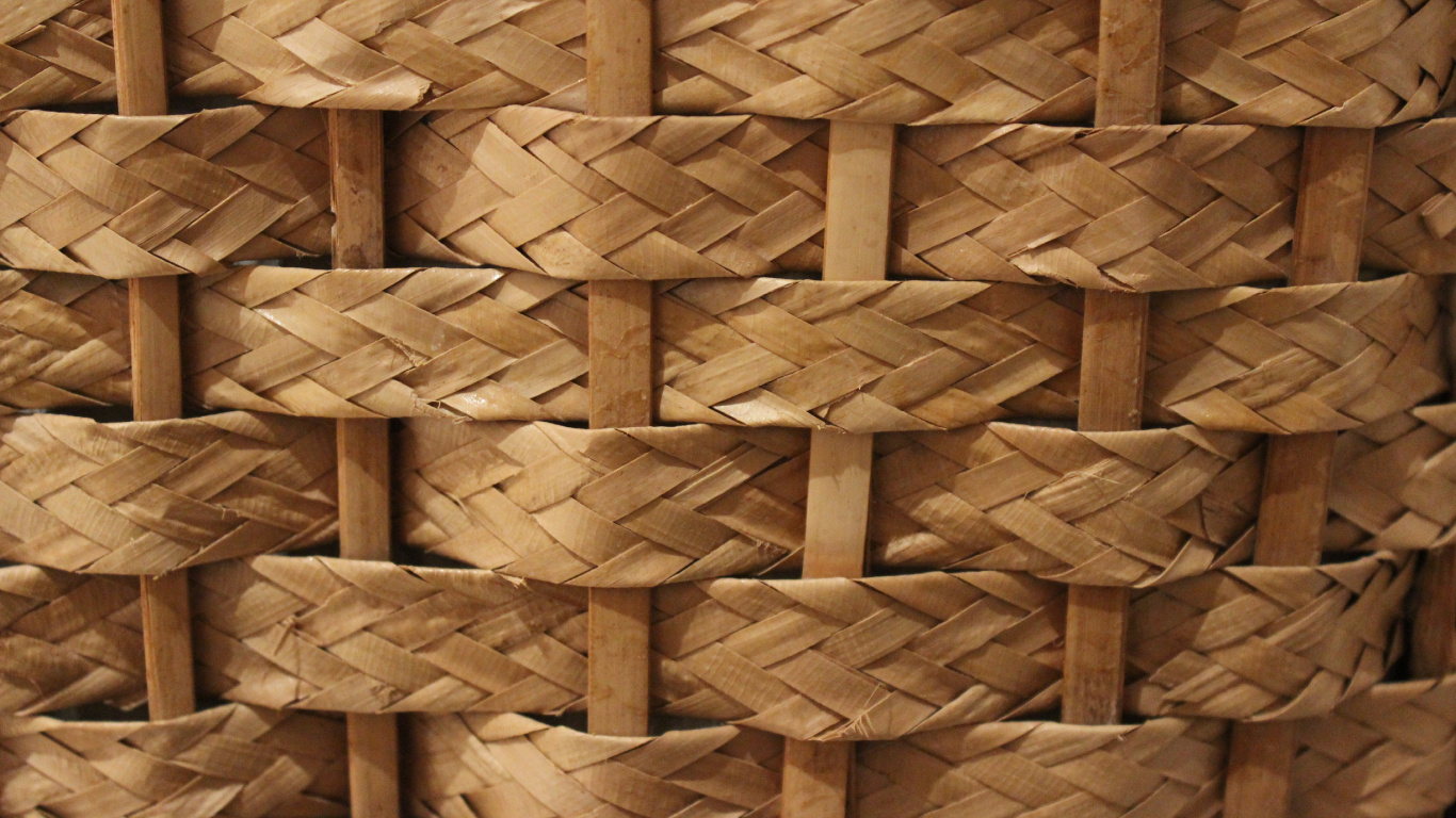 Cesta Tejida Marrón Sobre Textil Blanco. Wallpaper in 1366x768 Resolution