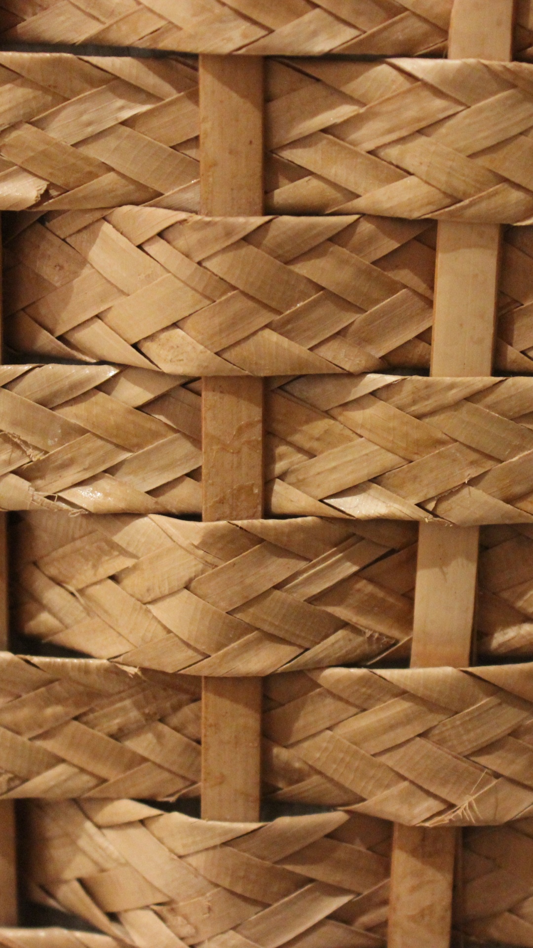 Panier Tressé Marron Sur Textile Blanc. Wallpaper in 1080x1920 Resolution