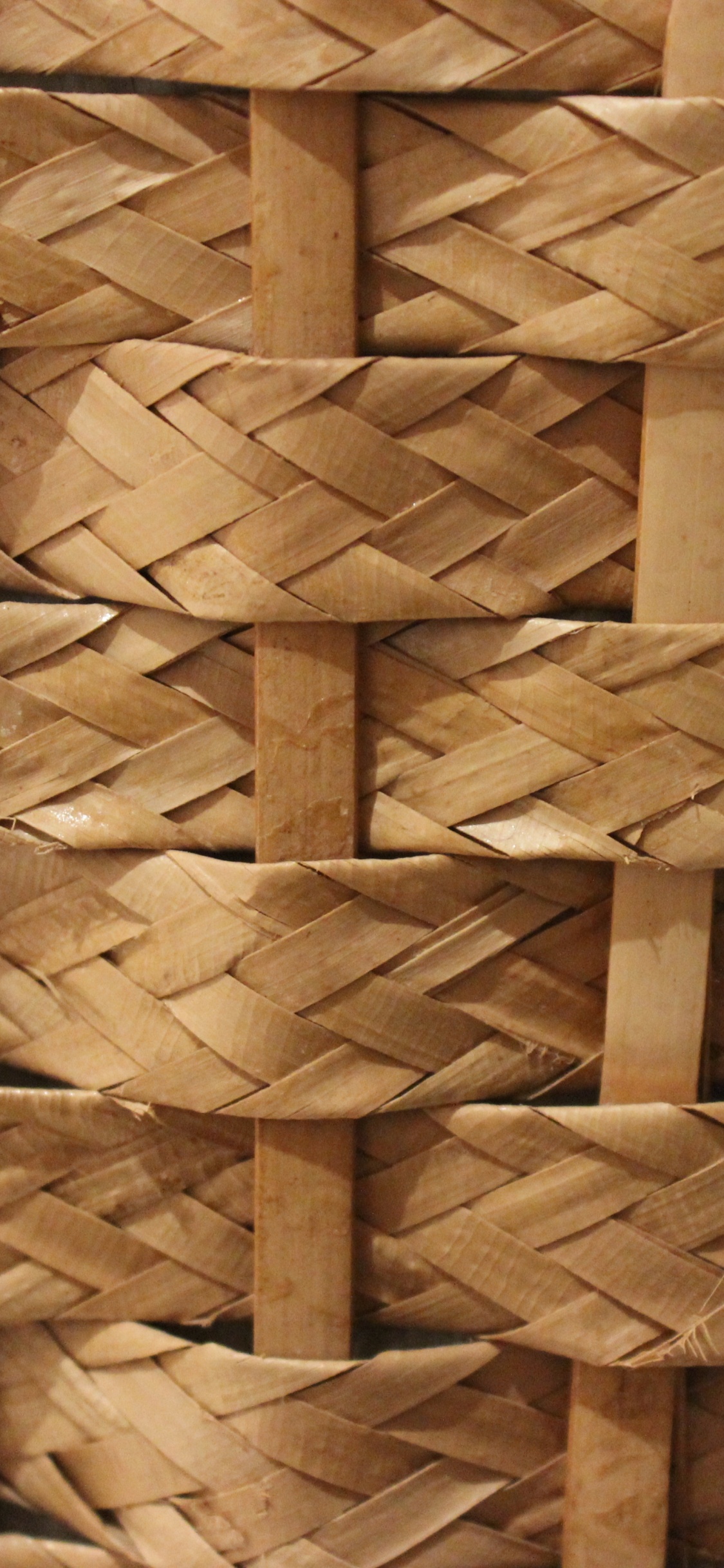 Panier Tressé Marron Sur Textile Blanc. Wallpaper in 1125x2436 Resolution