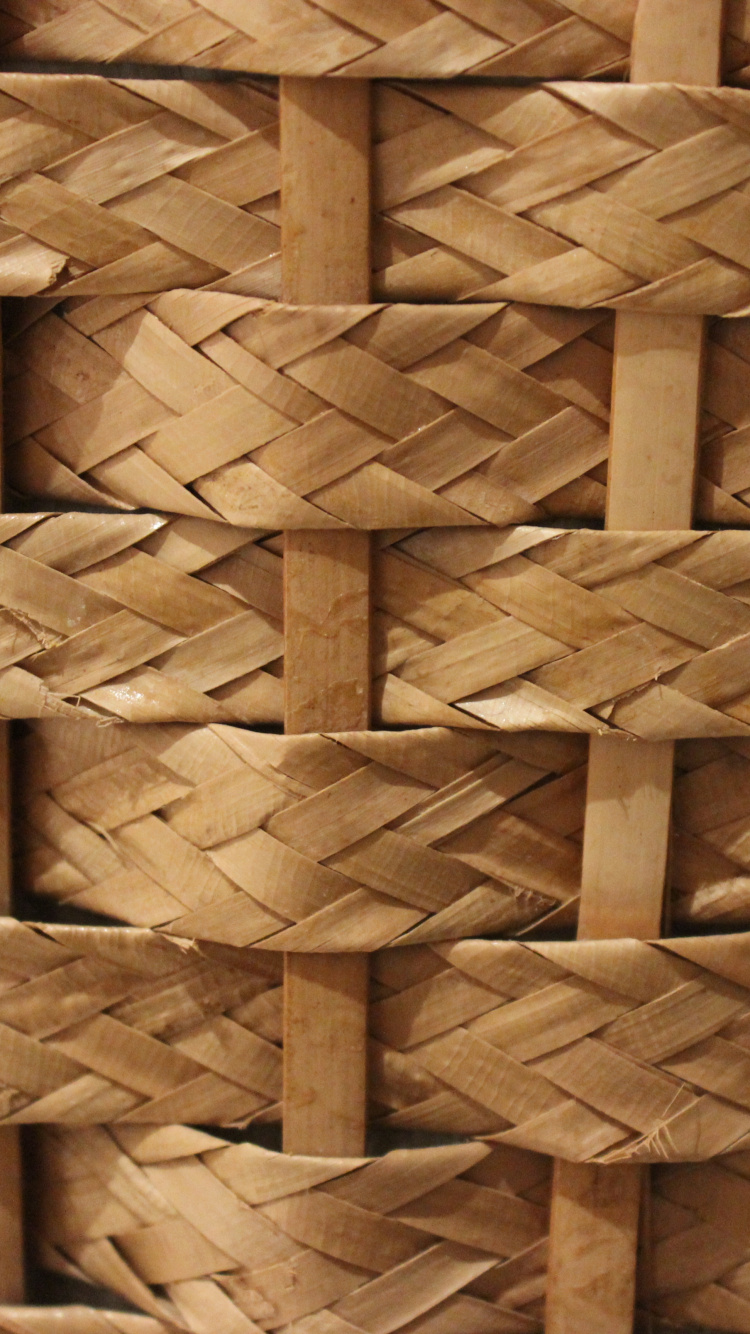 Panier Tressé Marron Sur Textile Blanc. Wallpaper in 750x1334 Resolution