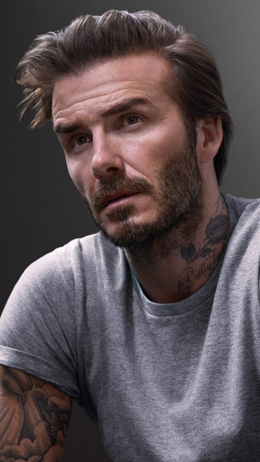 Hombre Con Camiseta Gris de Cuello Redondo Con Tatuaje en el Brazo Derecho. Wallpaper in 1080x1920 Resolution