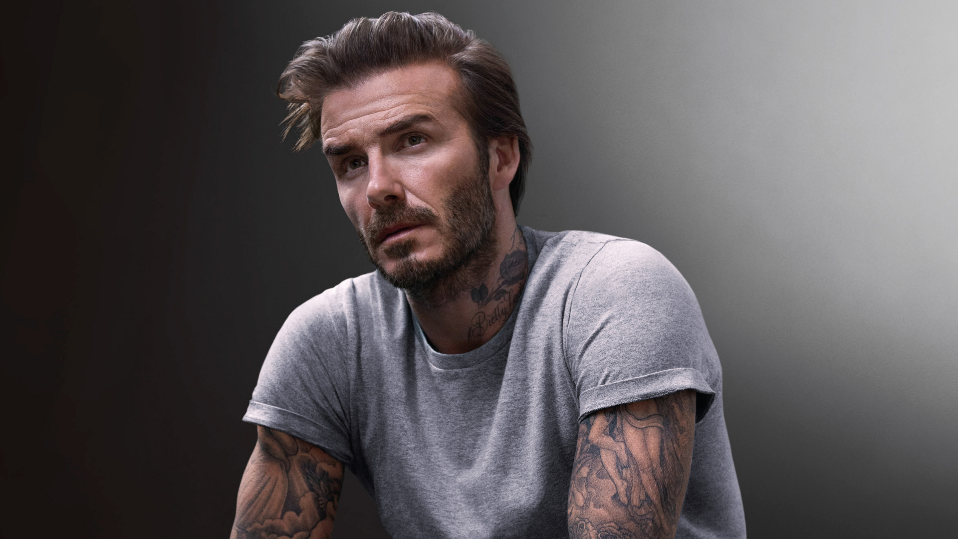 Man in Gray Crew Neck T-shirt With Tattoo on His Right Arm. Wallpaper in 1920x1080 Resolution