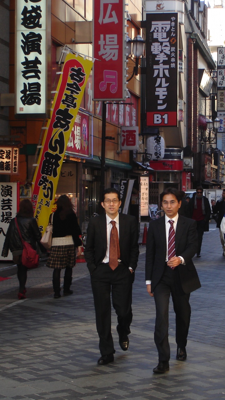 Gente Caminando en la Acera Durante el Día. Wallpaper in 720x1280 Resolution