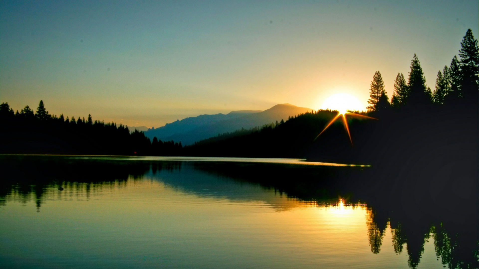 Plan D'eau Près de la Montagne au Coucher du Soleil. Wallpaper in 1920x1080 Resolution