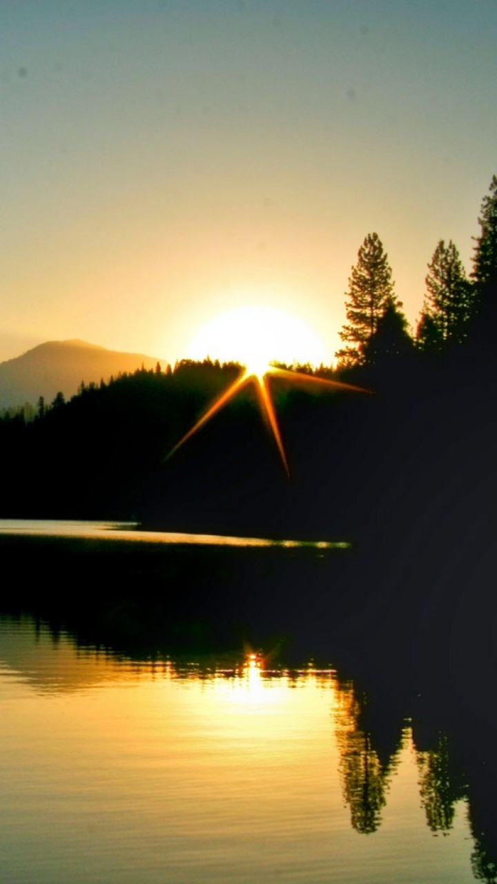 Plan D'eau Près de la Montagne au Coucher du Soleil. Wallpaper in 720x1280 Resolution