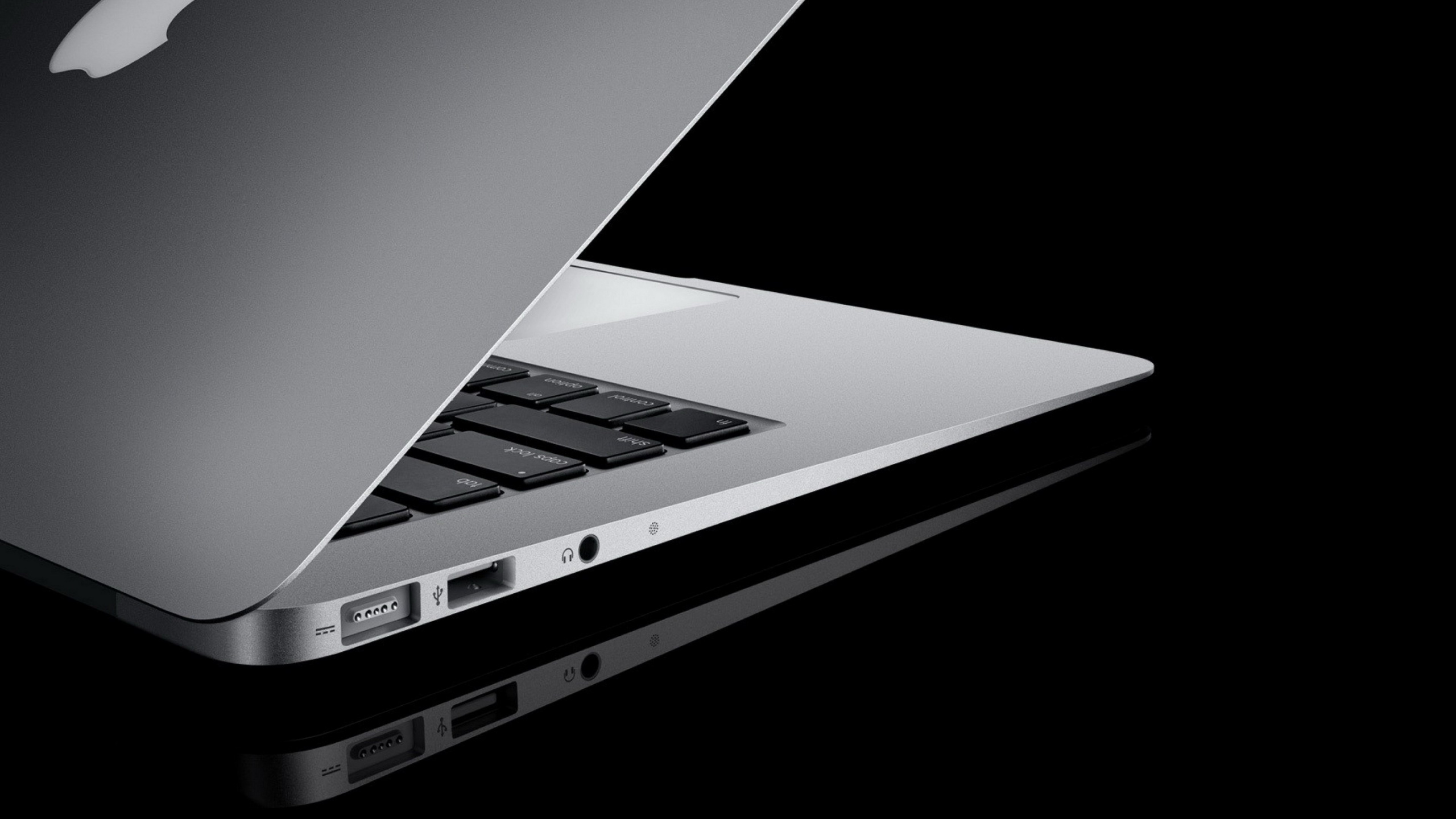 Schwarzer Und Silberner Laptop-Computer. Wallpaper in 2560x1440 Resolution