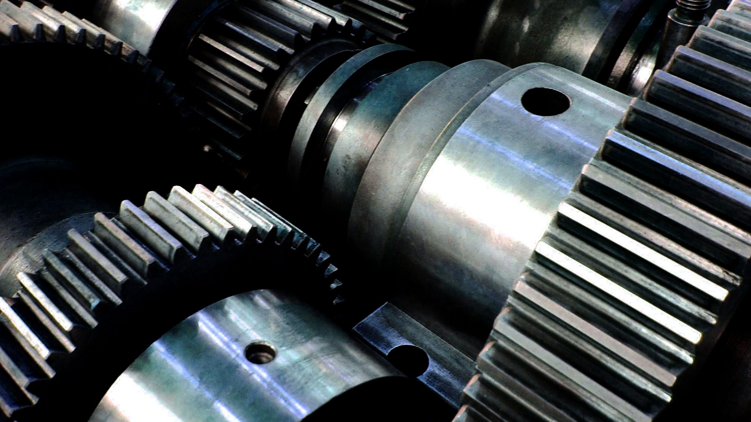 Schwarzes Und Silbernes Metallrohr. Wallpaper in 2560x1440 Resolution