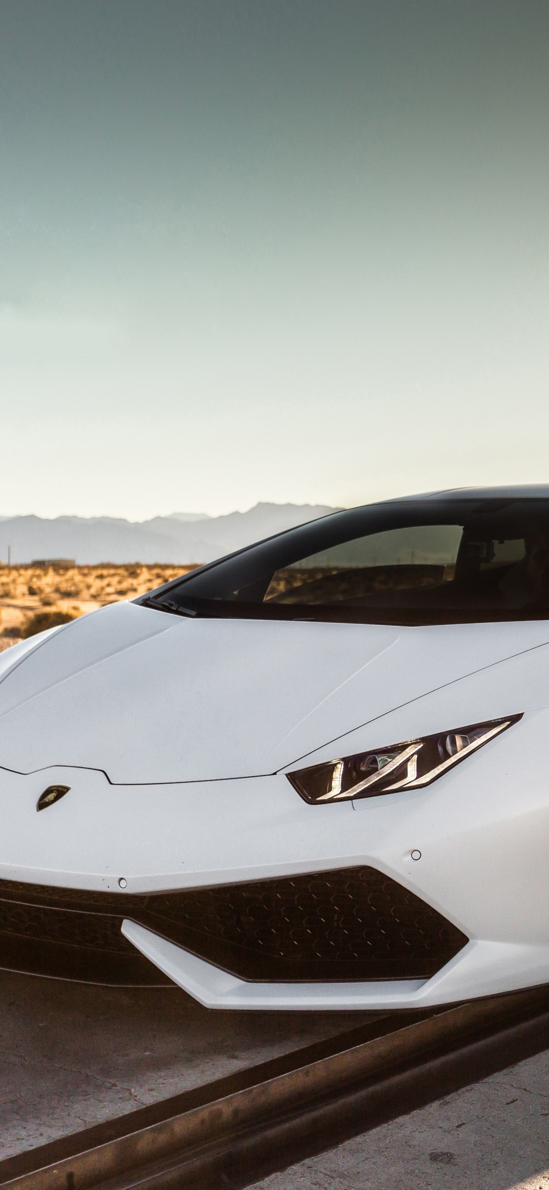 Porsche 911 Blanco en la Carretera Durante el Día. Wallpaper in 1125x2436 Resolution