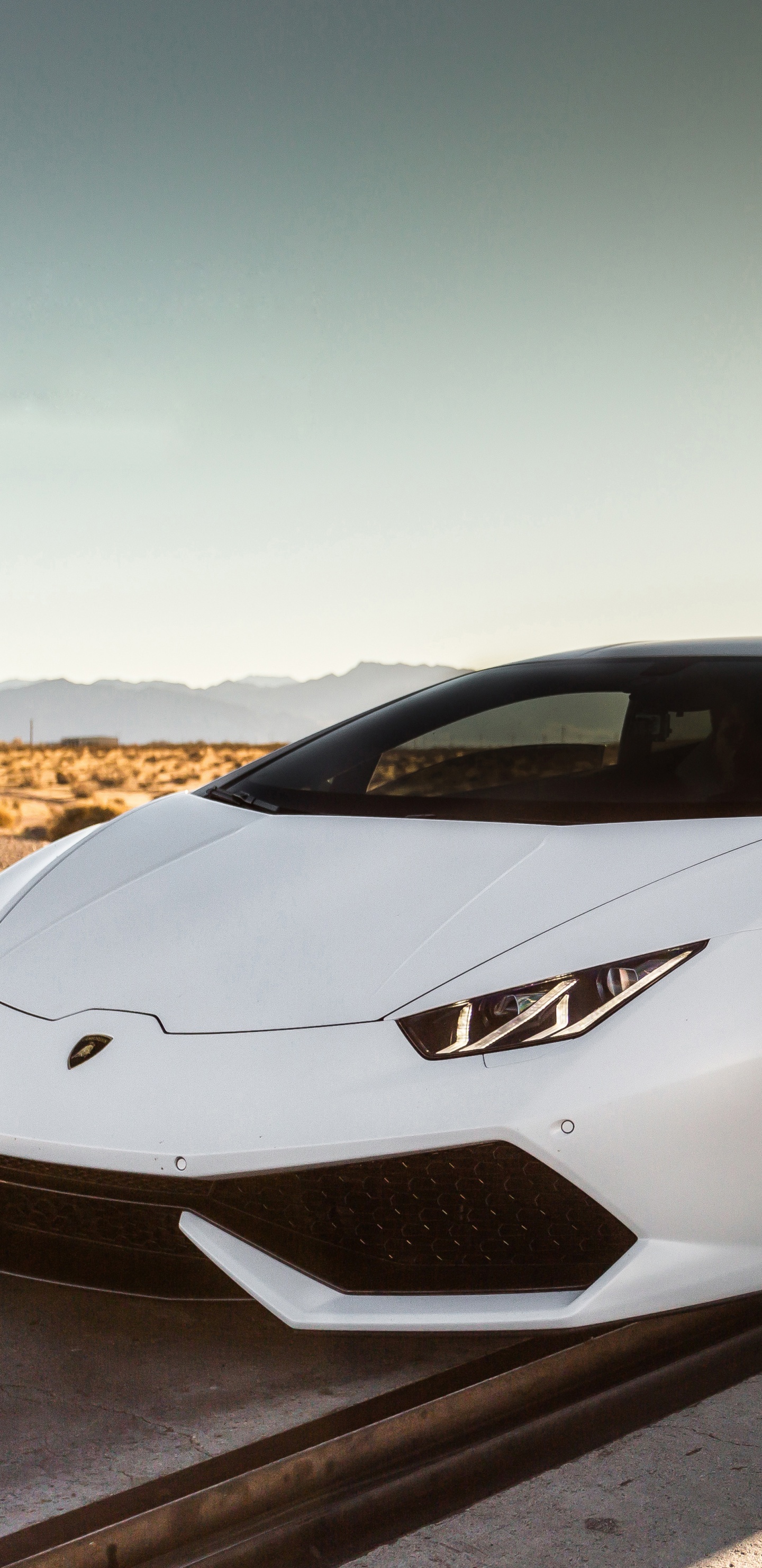 Porsche 911 Blanco en la Carretera Durante el Día. Wallpaper in 1440x2960 Resolution