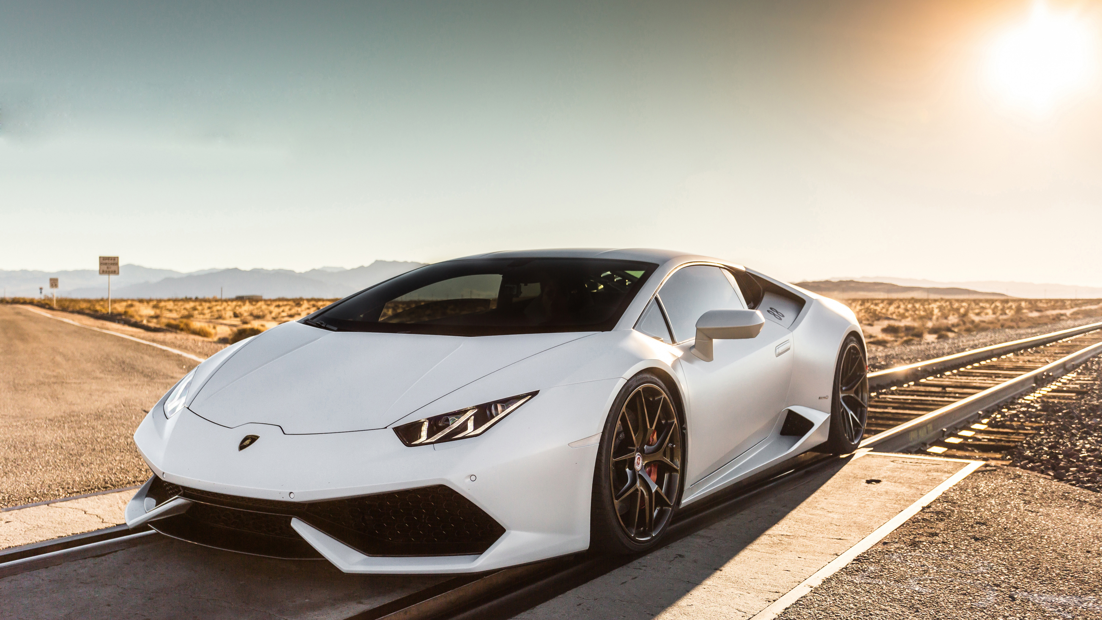 Weißer Porsche 911 Tagsüber Unterwegs. Wallpaper in 3840x2160 Resolution