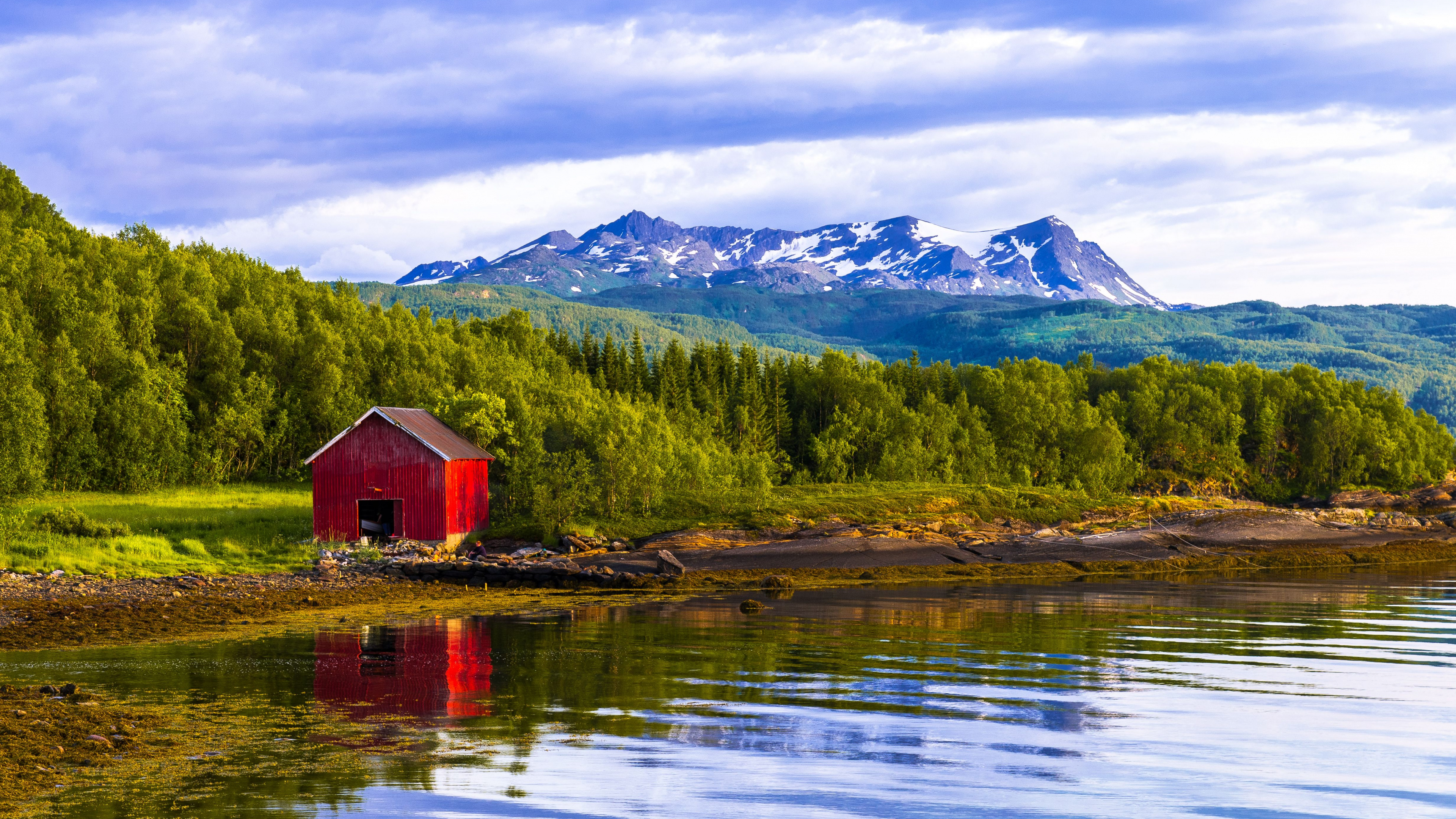 Maison en Bois Brune Sur le Lac Près Des Arbres Verts et de la Montagne Sous Les Nuages Blancs et le Ciel Bleu. Wallpaper in 3840x2160 Resolution