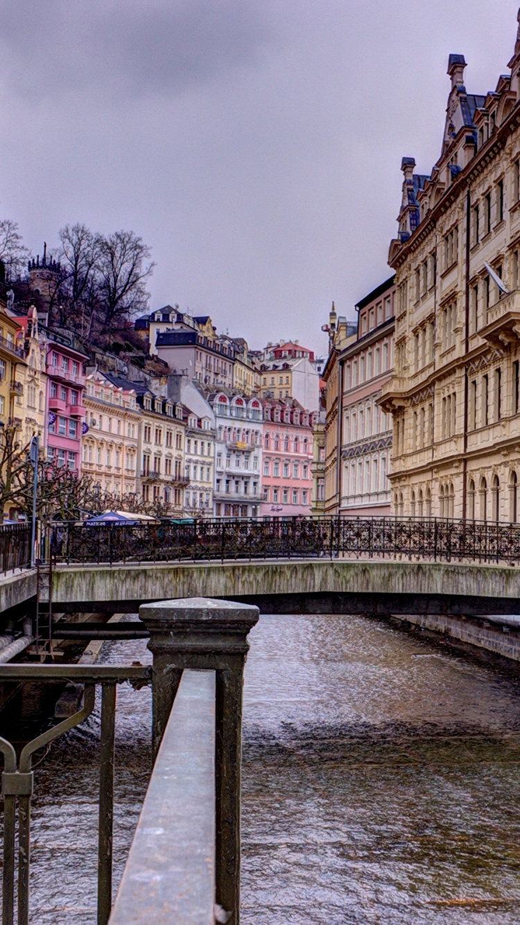 Edificio de Hormigón Marrón Cerca Del Puente. Wallpaper in 750x1334 Resolution