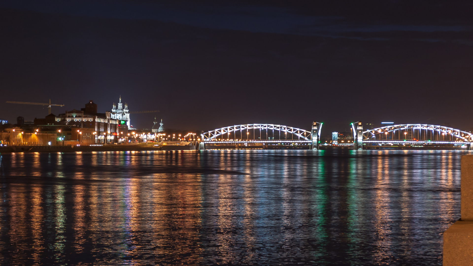 Beleuchtete Skyline Der Stadt Während Der Nacht. Wallpaper in 1920x1080 Resolution