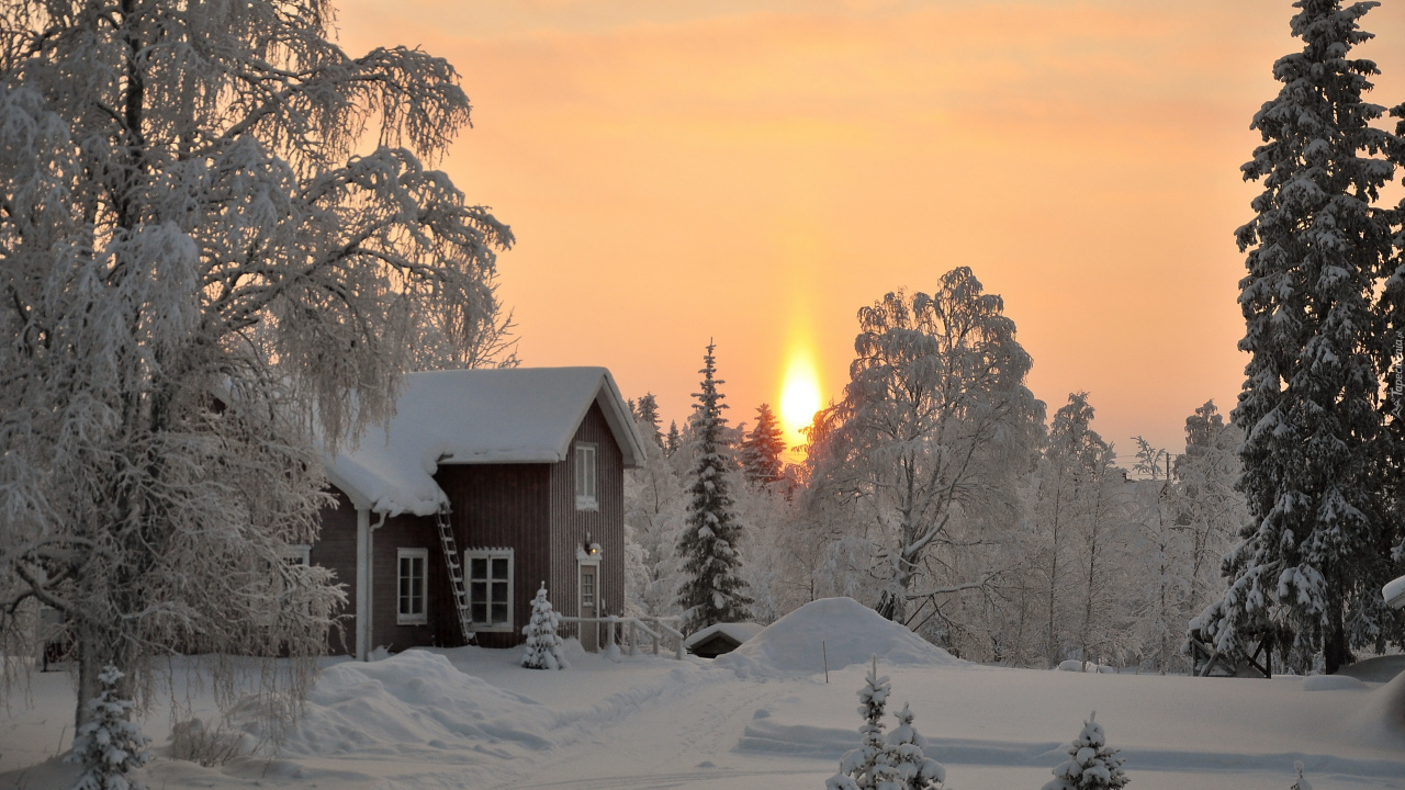 Brown Wooden House Covered With Snow During Sunset. Wallpaper in 1280x720 Resolution