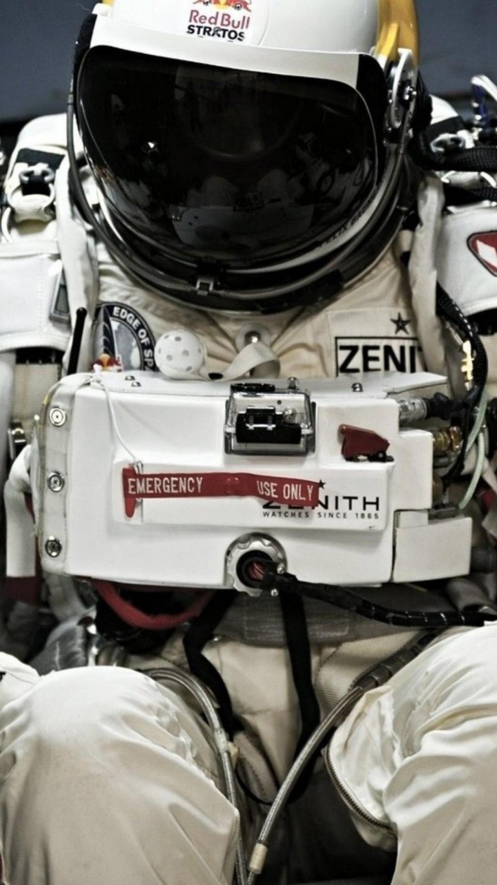 Man in White and Black Helmet and White Uniform. Wallpaper in 720x1280 Resolution