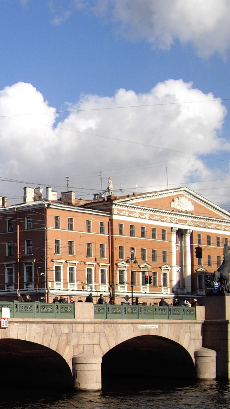 Weißes Und Braunes Betongebäude Unter Blauem Himmel Tagsüber. Wallpaper in 750x1334 Resolution