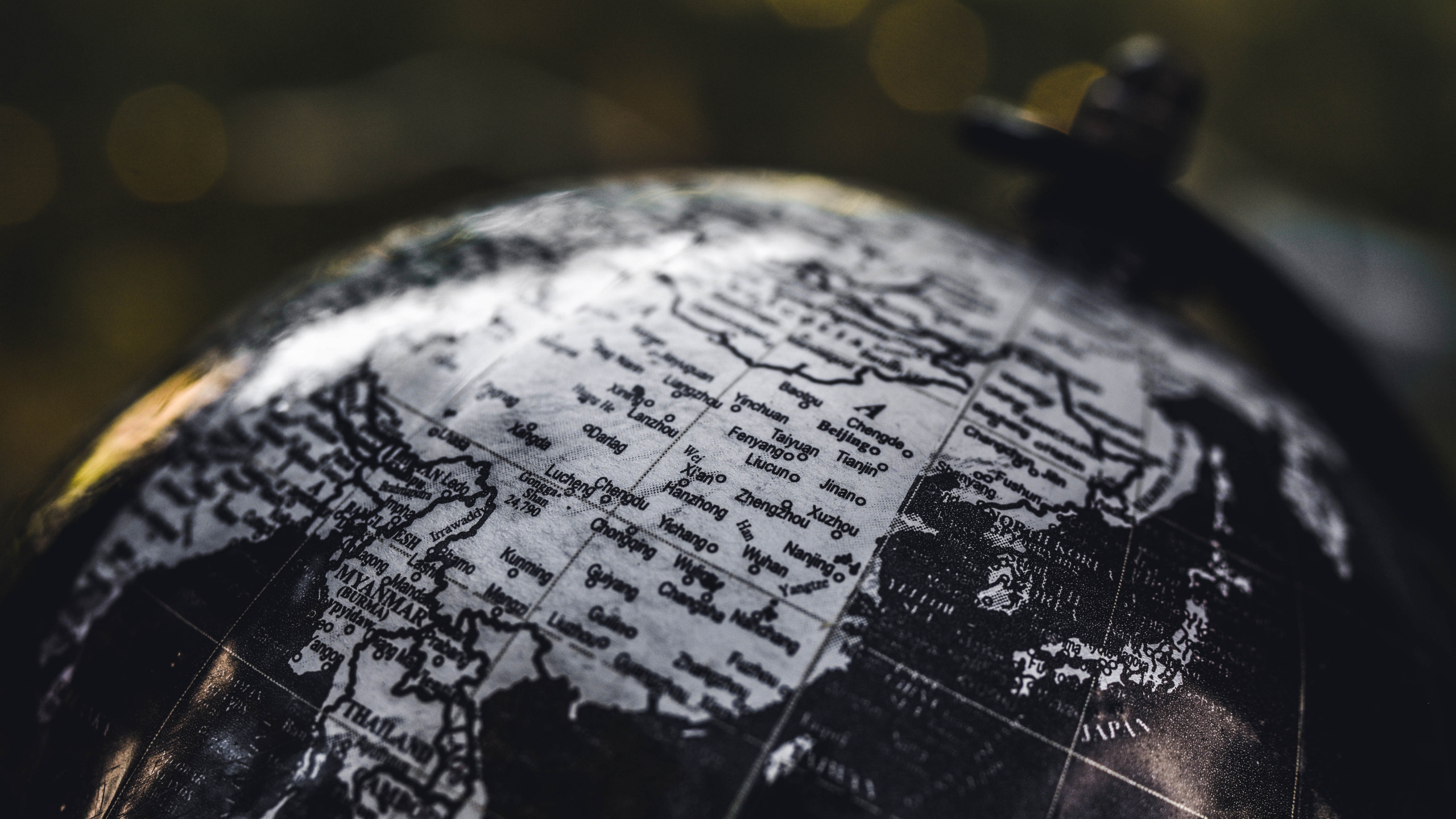 Black and White Globe in Close up Photography. Wallpaper in 2560x1440 Resolution