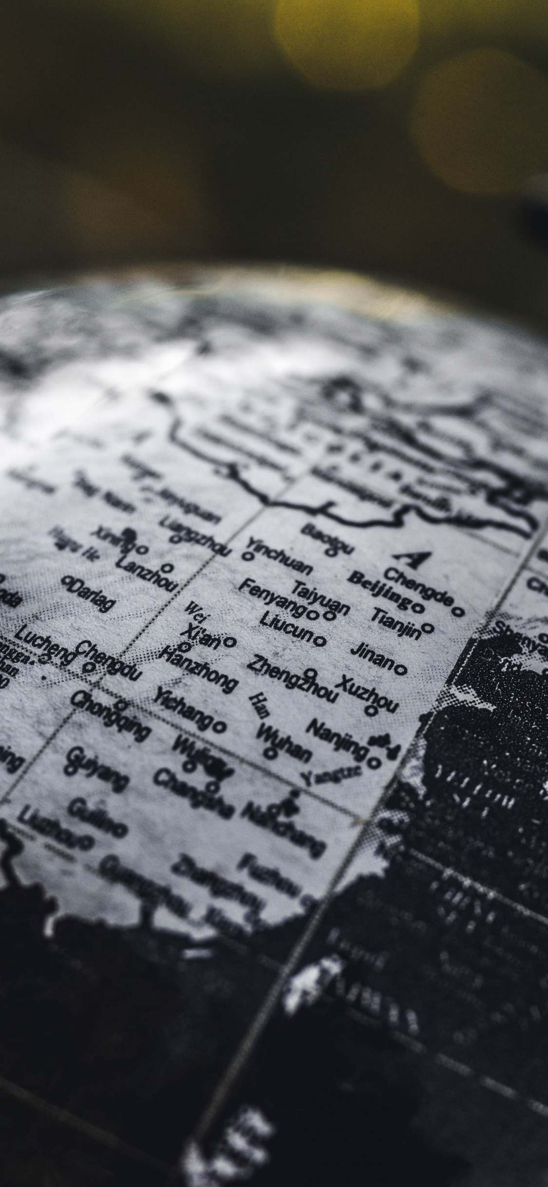 Globo Blanco y Negro en Fotografía de Cerca. Wallpaper in 1125x2436 Resolution