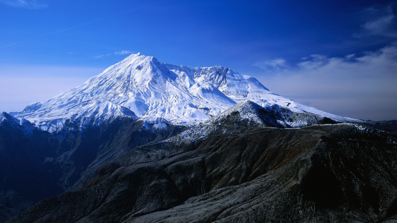 Schneebedeckter Berg Unter Blauem Himmel Tagsüber. Wallpaper in 1366x768 Resolution