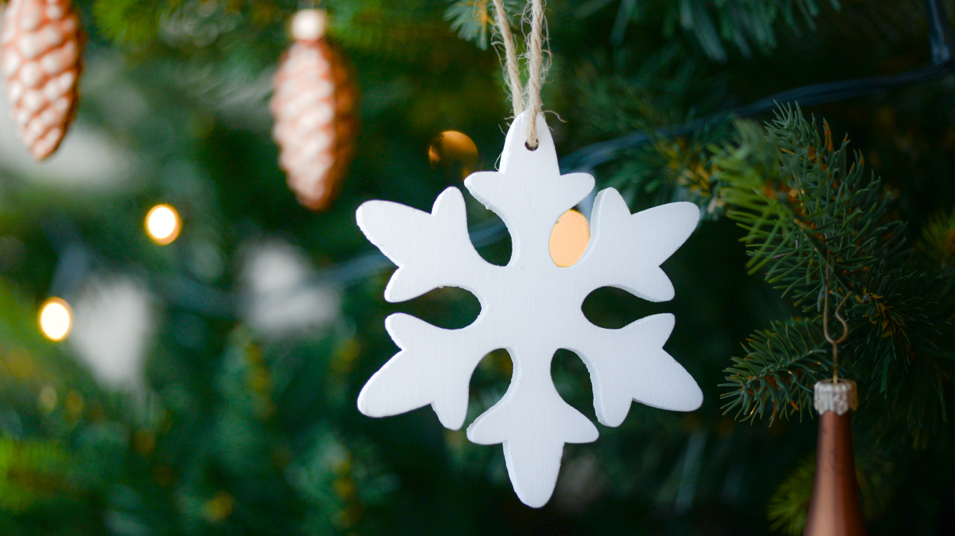 Christmas, Factory, Tree, Christmas Decoration, Snowflake. Wallpaper in 1366x768 Resolution