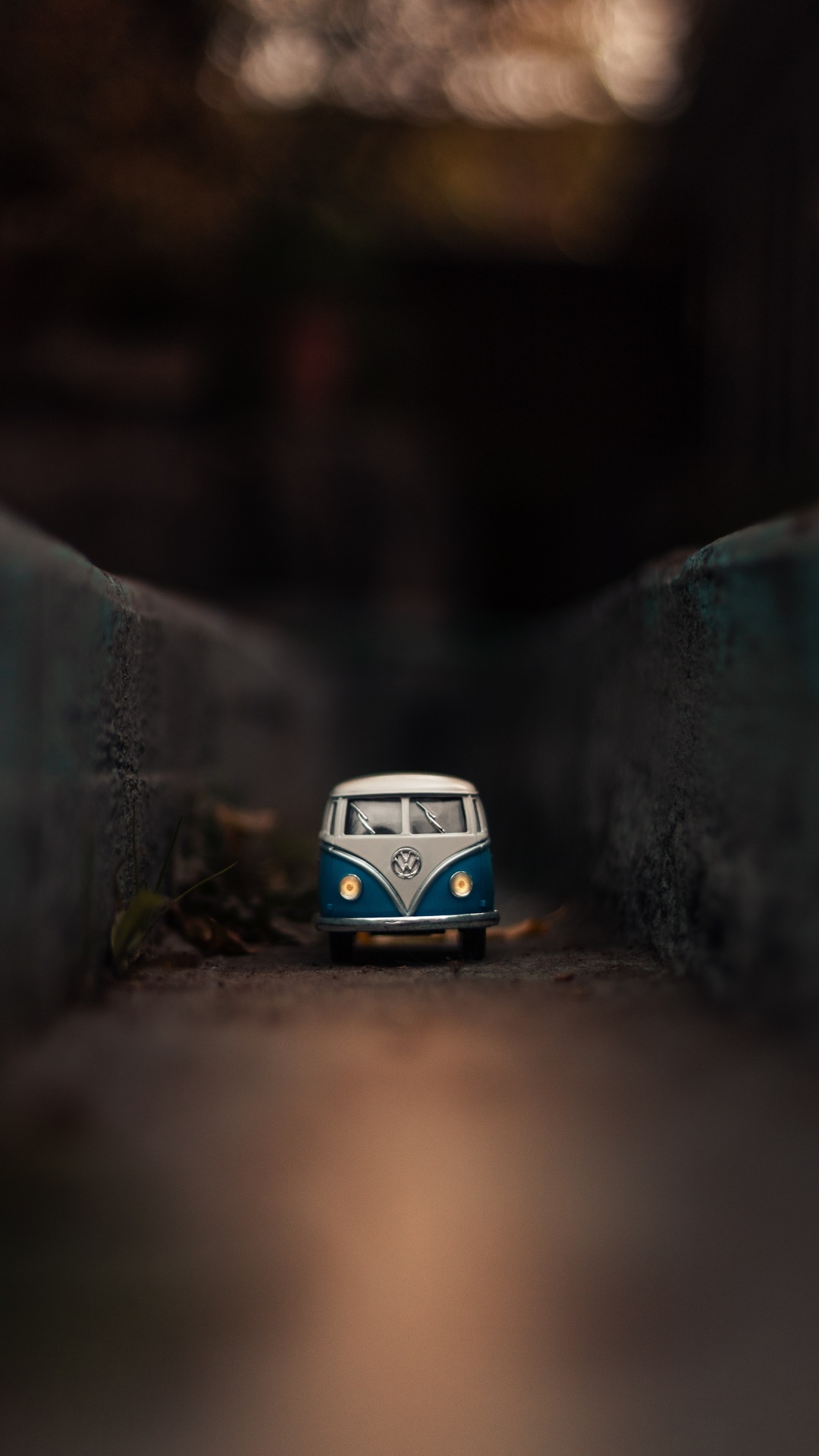 Jouet Volkswagen T-2 Bleu et Blanc. Wallpaper in 1080x1920 Resolution