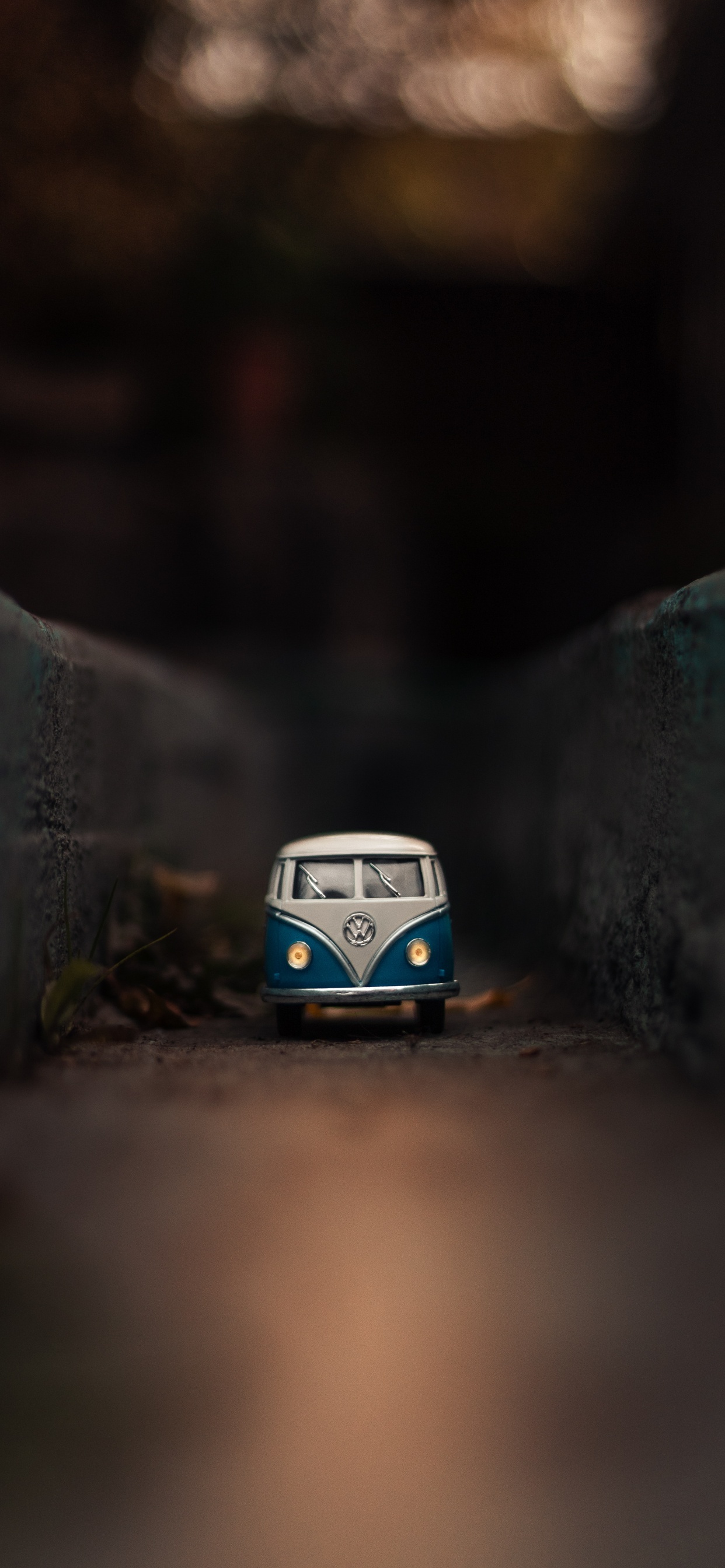 Juguete Volkswagen T-2 Azul y Blanco. Wallpaper in 1242x2688 Resolution