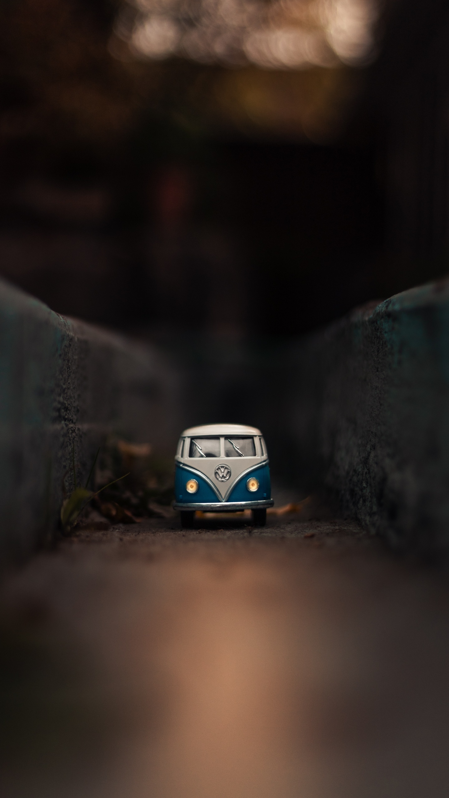Juguete Volkswagen T-2 Azul y Blanco. Wallpaper in 1440x2560 Resolution