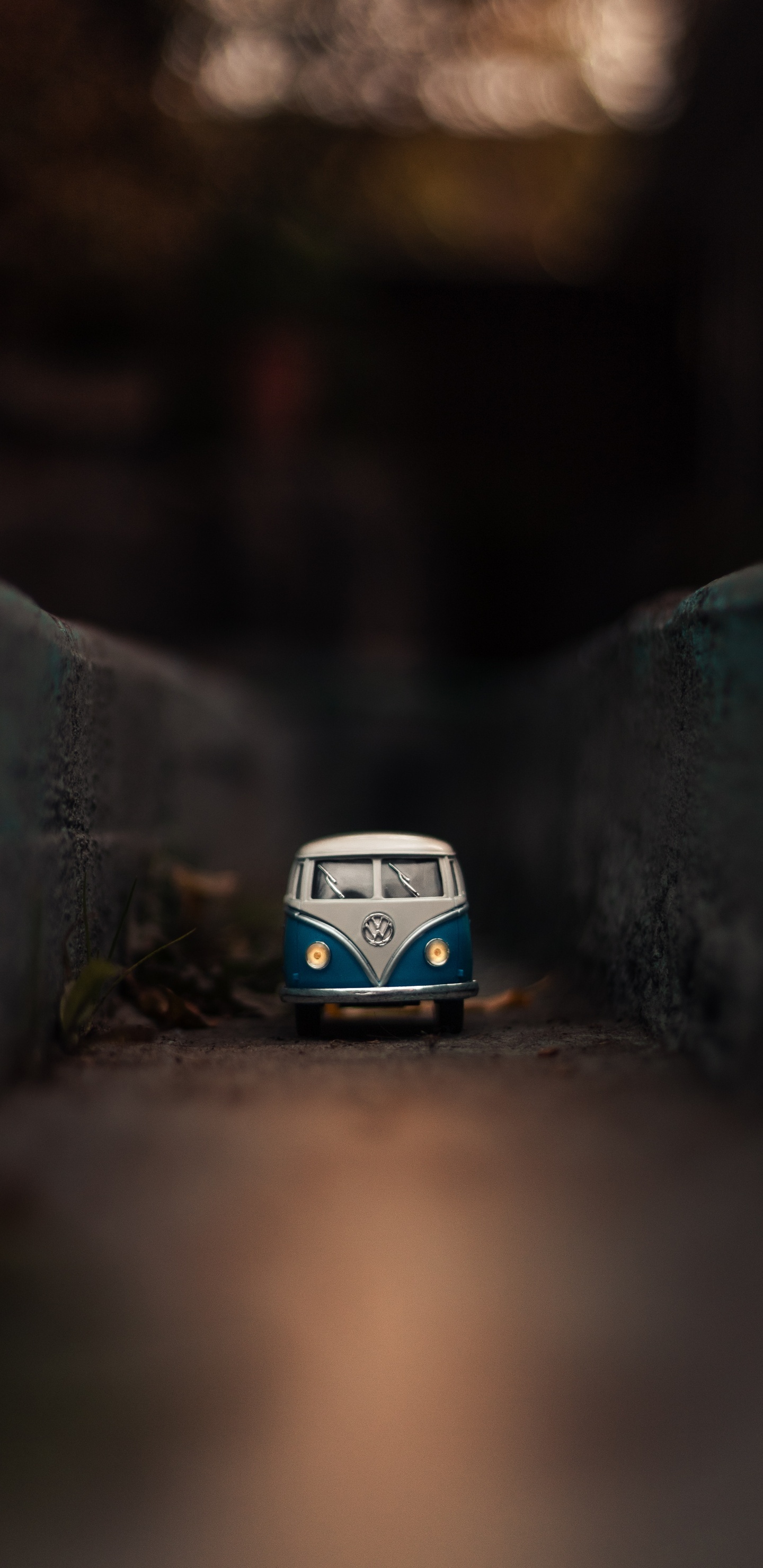 Juguete Volkswagen T-2 Azul y Blanco. Wallpaper in 1440x2960 Resolution