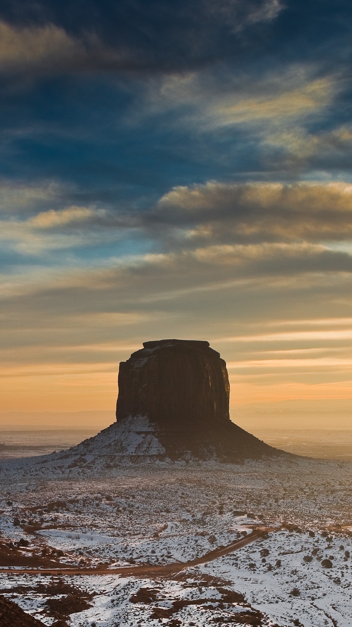 Formation de Roche Brune Sur le Sable Blanc Pendant le Coucher du Soleil. Wallpaper in 720x1280 Resolution