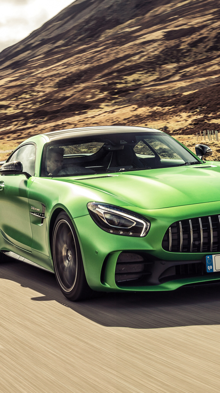 Grünes Mercedes Benz Coupé Auf Braunem Sand Tagsüber. Wallpaper in 750x1334 Resolution