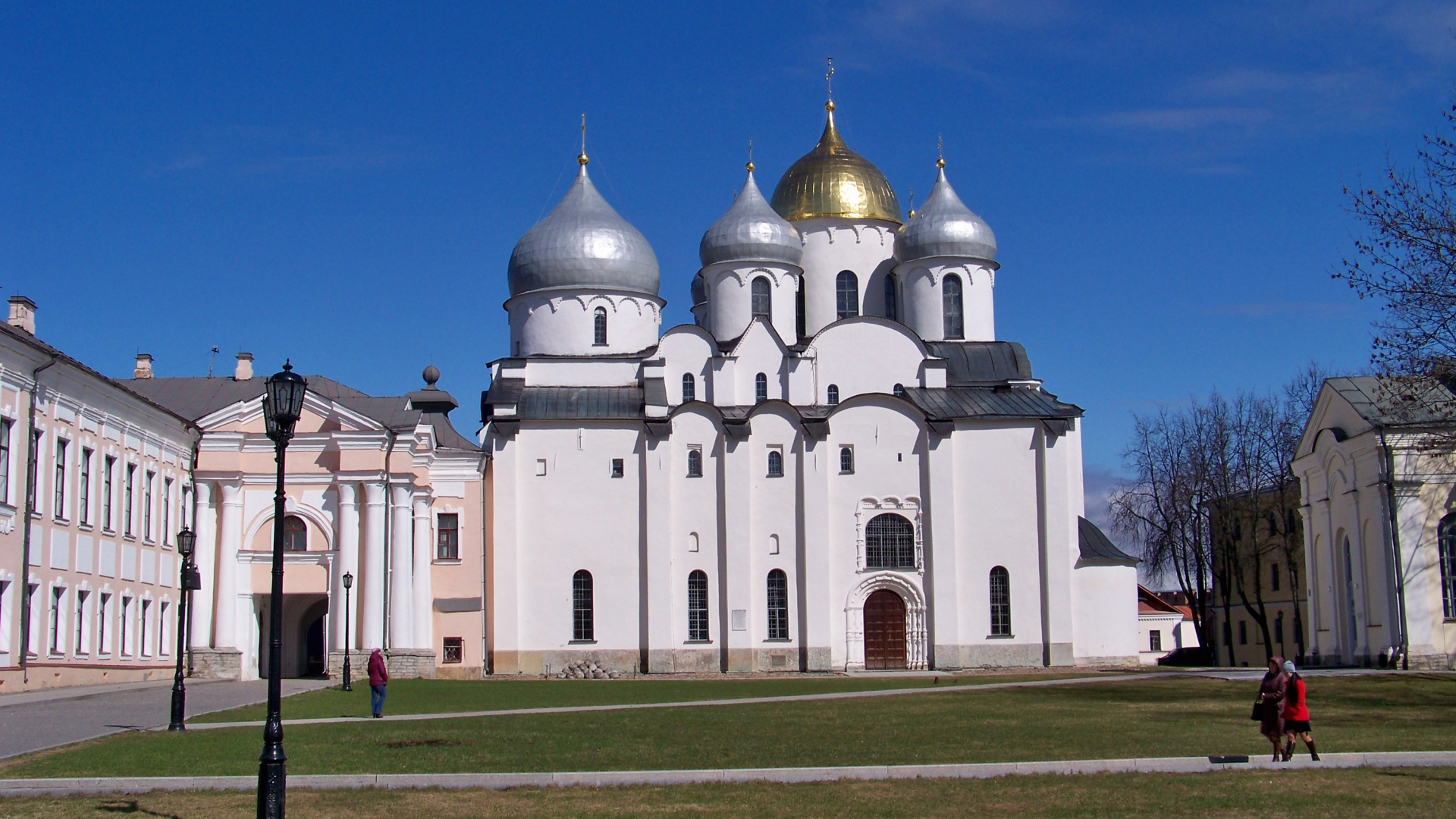 Weißes Und Braunes Betongebäude Unter Blauem Himmel Tagsüber. Wallpaper in 1920x1080 Resolution