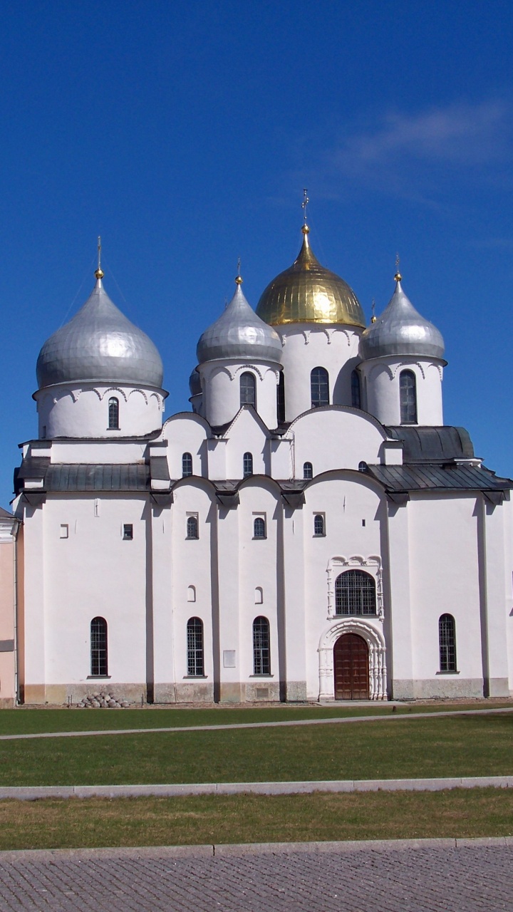 Bâtiment en Béton Blanc et Marron Sous Ciel Bleu Pendant la Journée. Wallpaper in 720x1280 Resolution