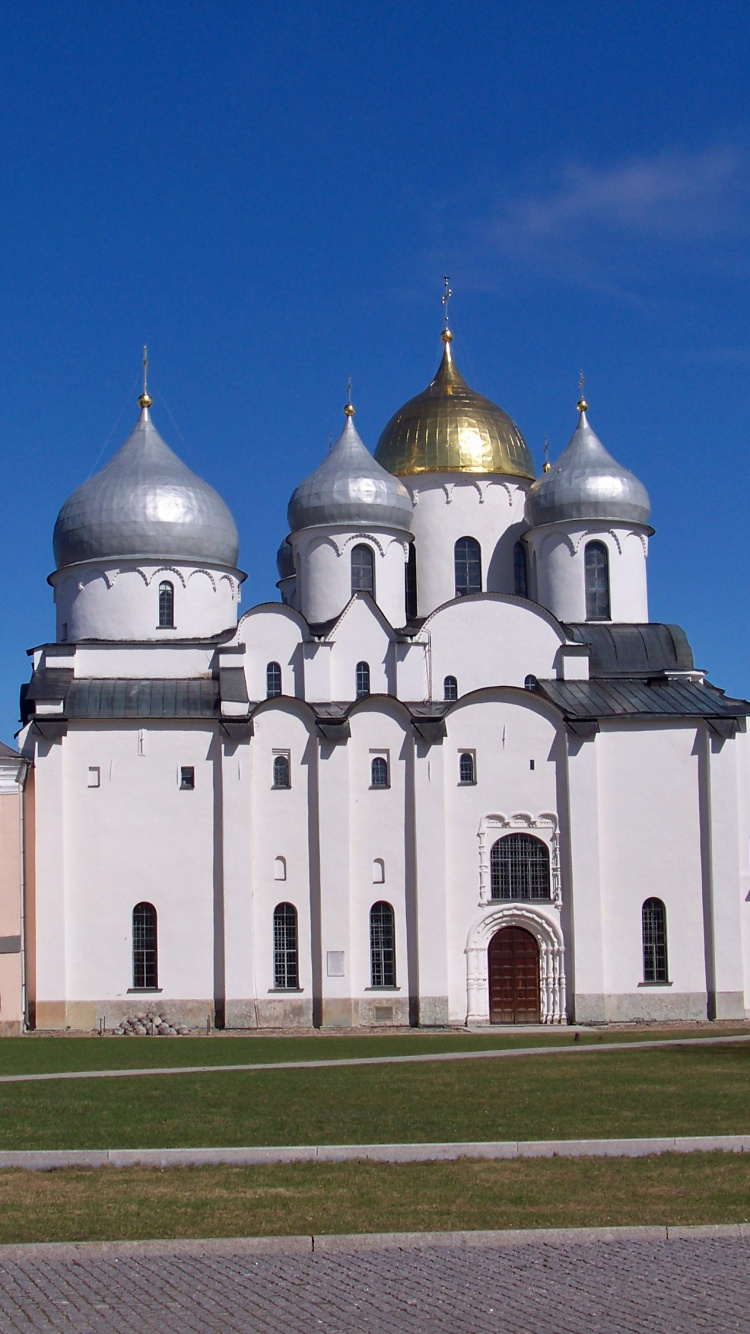 Edificio de Hormigón Blanco y Marrón Bajo un Cielo Azul Durante el Día. Wallpaper in 750x1334 Resolution