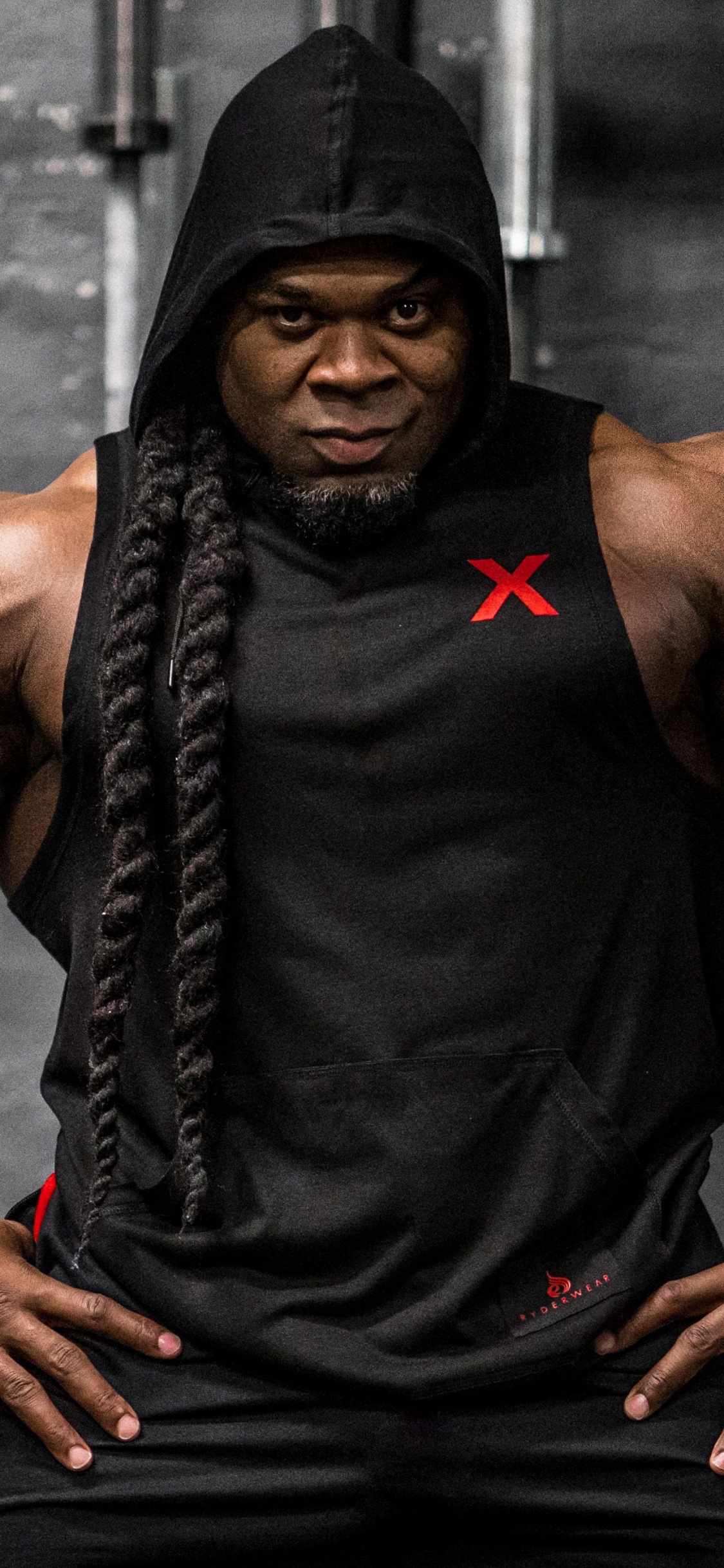 Mann in Schwarzem Tanktop Und Schwarzen Shorts. Wallpaper in 1125x2436 Resolution