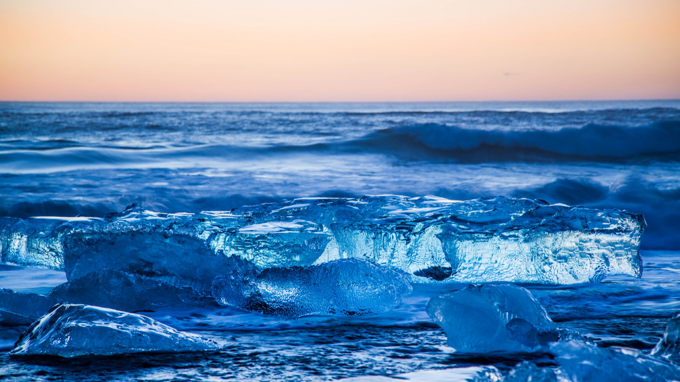 Ondas de Agua en el Mar Azul Durante el Día.. Wallpaper in 1366x768 Resolution