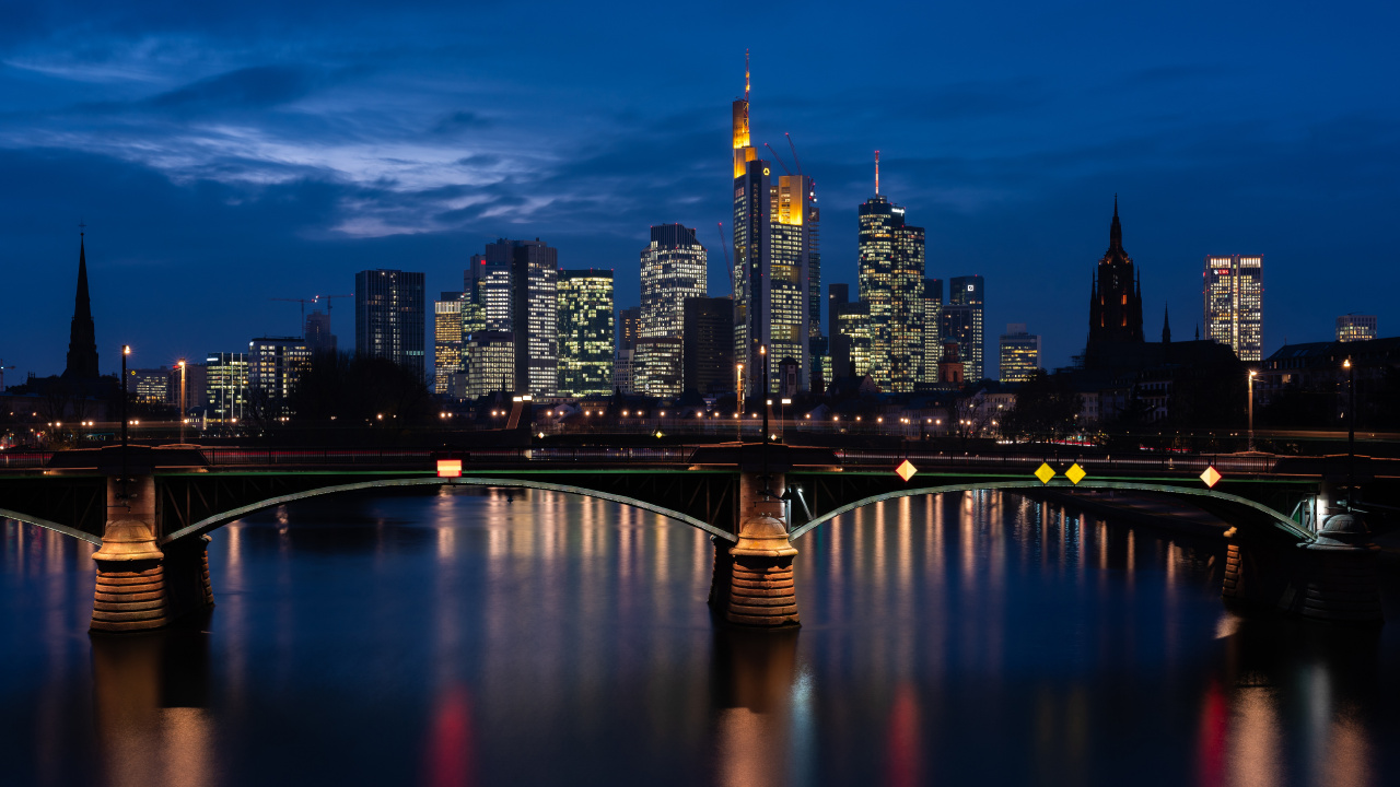 Pont Sur la Rivière Près Des Bâtiments de la Ville Pendant la Nuit. Wallpaper in 1280x720 Resolution