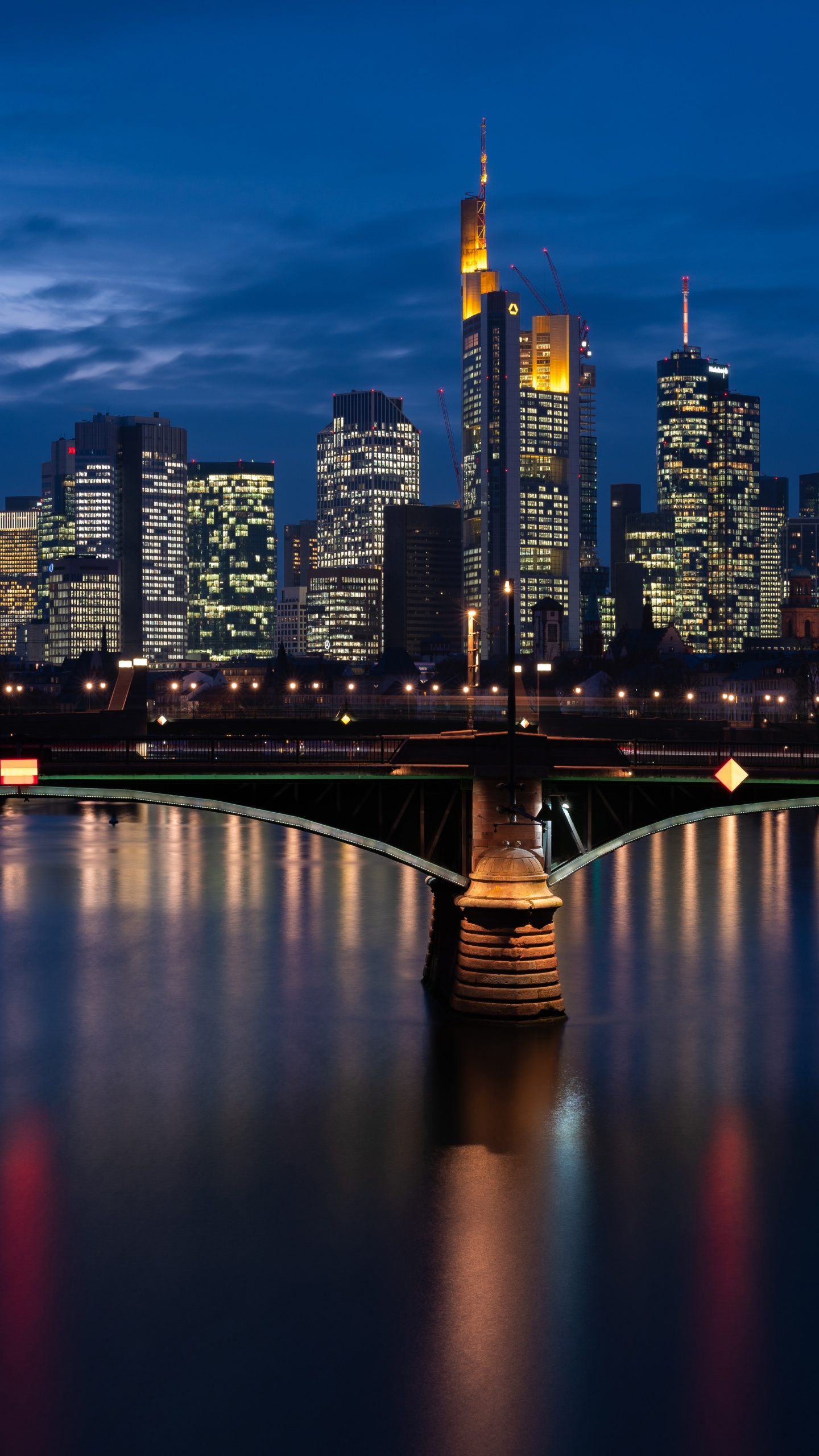 Pont Sur la Rivière Près Des Bâtiments de la Ville Pendant la Nuit. Wallpaper in 1440x2560 Resolution